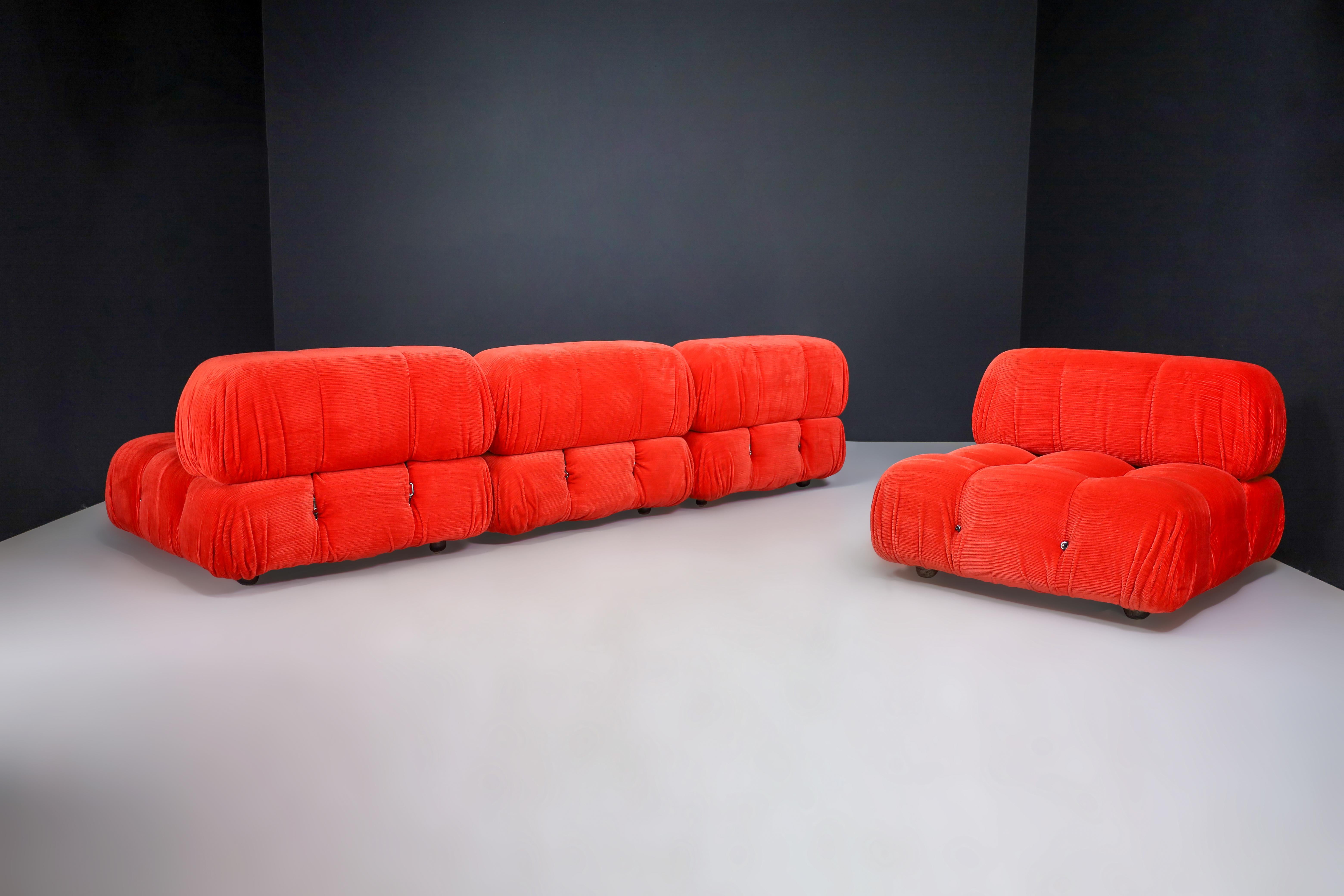 Mario Bellini B&B Italia 'Camaleonda' Modular Sofa in Original Red Velvet 1973 In Good Condition For Sale In Almelo, NL