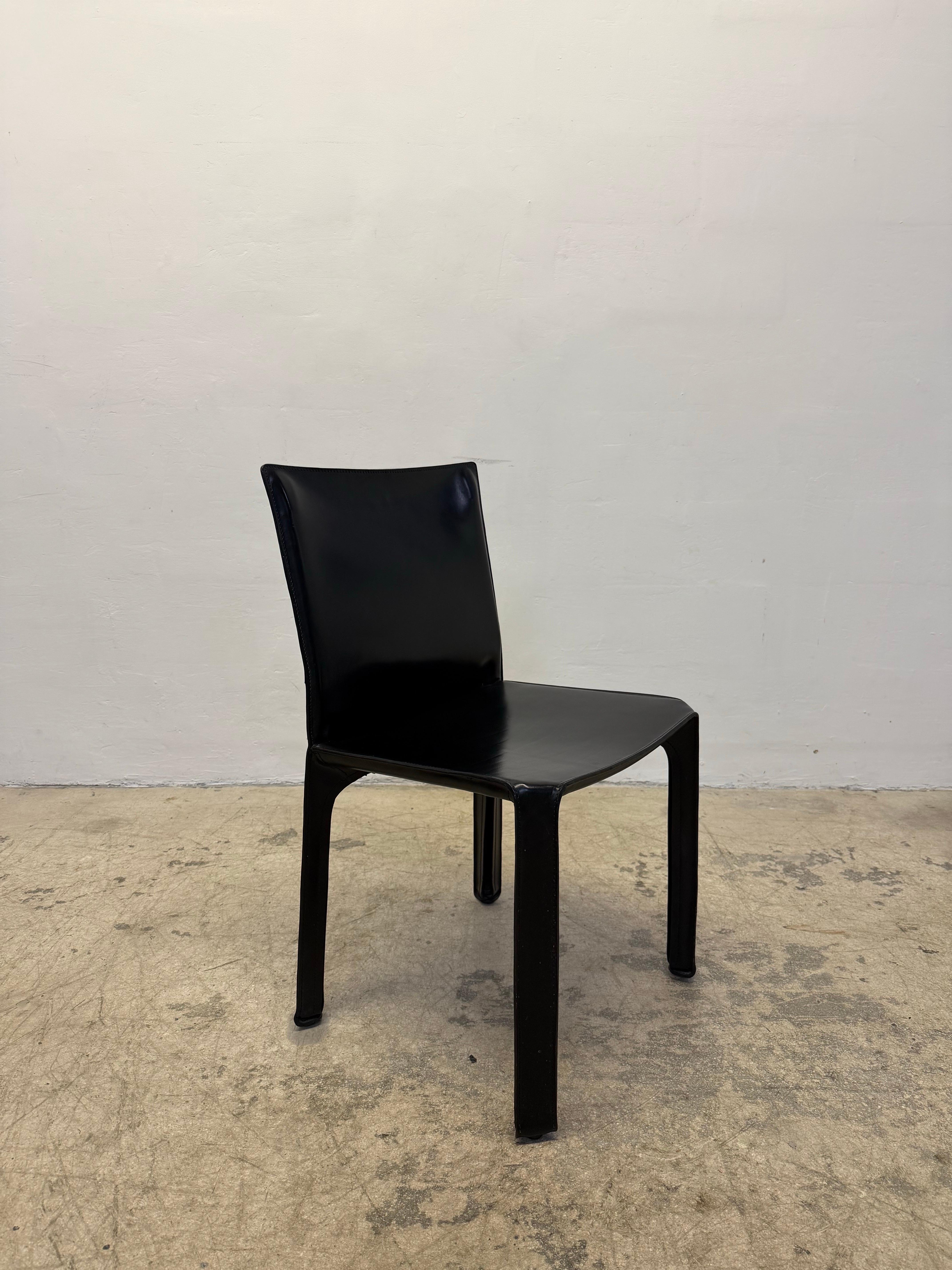 Mario Bellini Sillas de Comedor Cab 413 de Cuero Negro para Cassina, Juego de Ocho en venta 4
