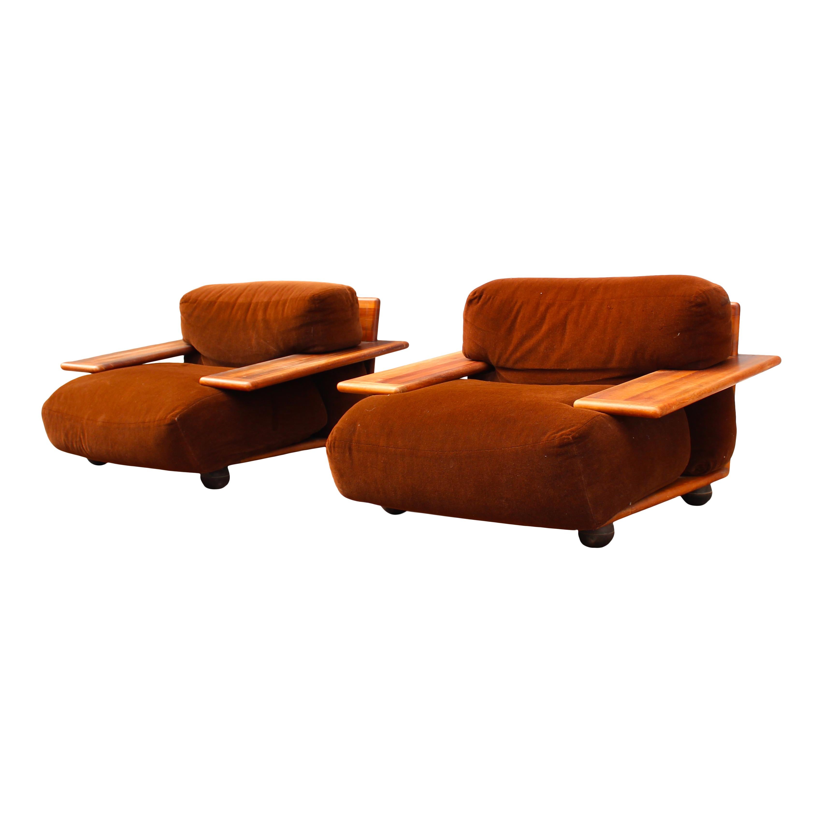 Set of 2 Pianura lounge chair, designed by Mario Bellini and manufactured by the Italian brand Cassina in 1970.

It features a brown velvet upholstery and a solid walnut structure.

Excellent vintage condition.

Mario Bellini (1935-) is trained as
