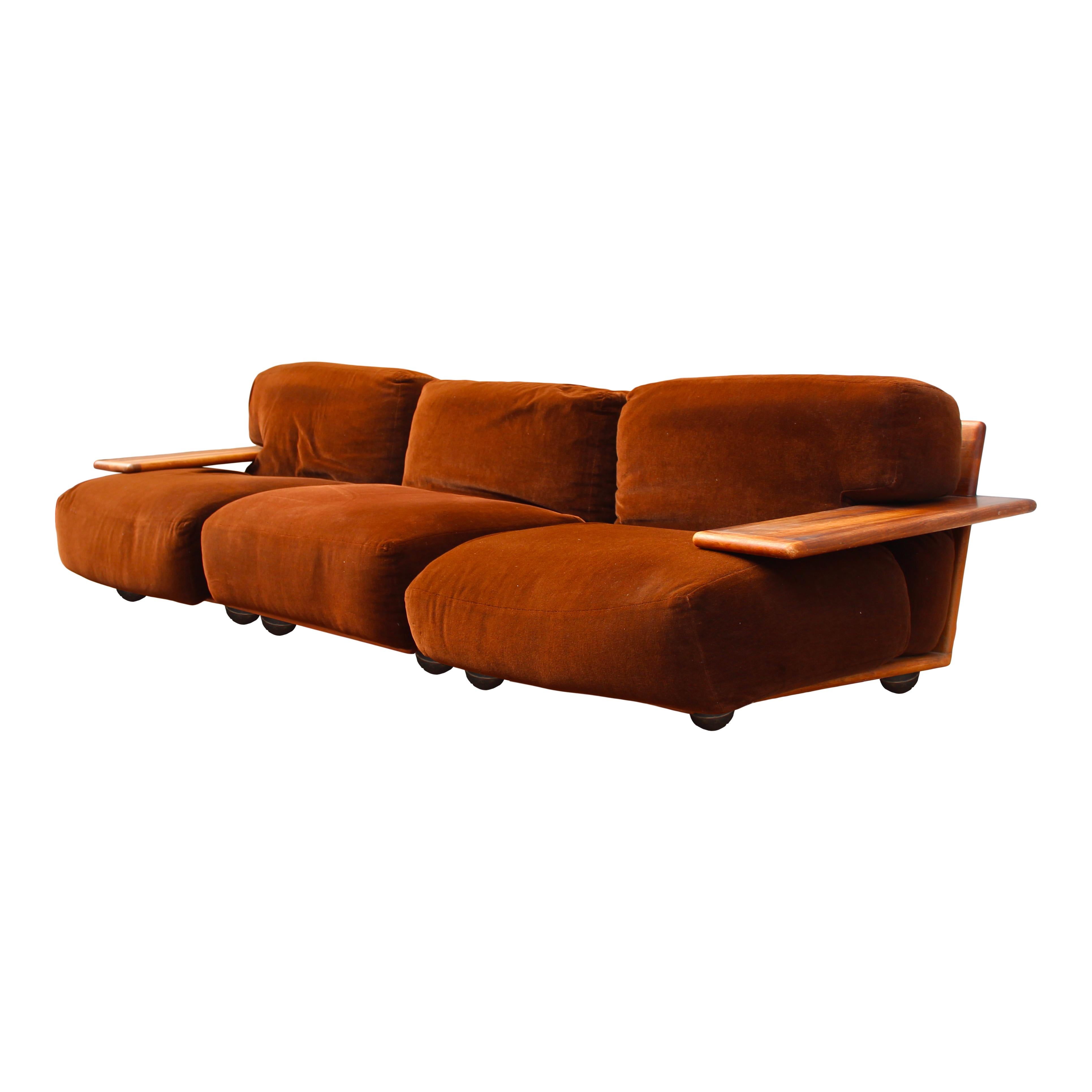 Divano componibile Pianura, disegnato da Mario Bellini e prodotto dal marchio italiano Cassina nel 1970.

Il set è composto da un divano a tre posti.

Presenta un'imbottitura in velluto marrone e una struttura in noce massiccio.

Eccellenti