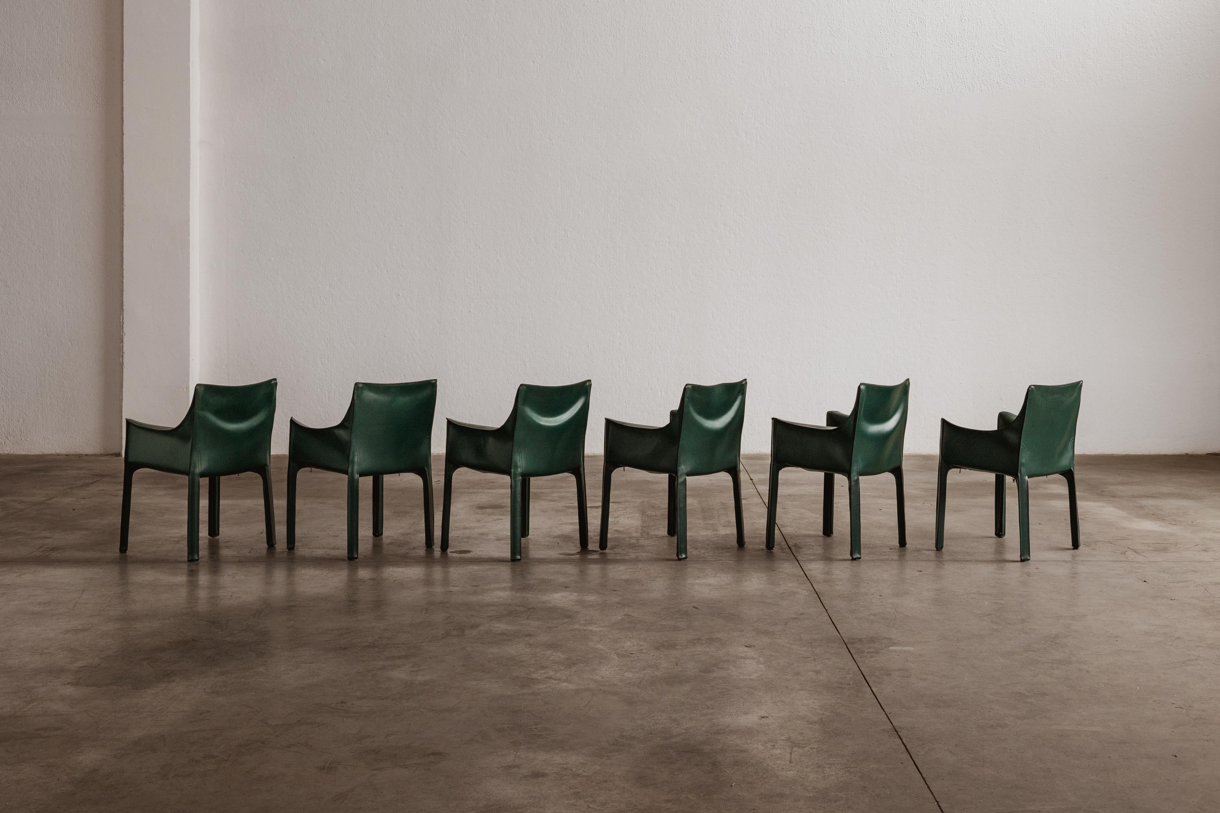 Mario Bellini „CAB 413 Stühle für Cassina, dunkelgrünes Leder, 1977, Set von 16 Stühlen (Italienisch) im Angebot