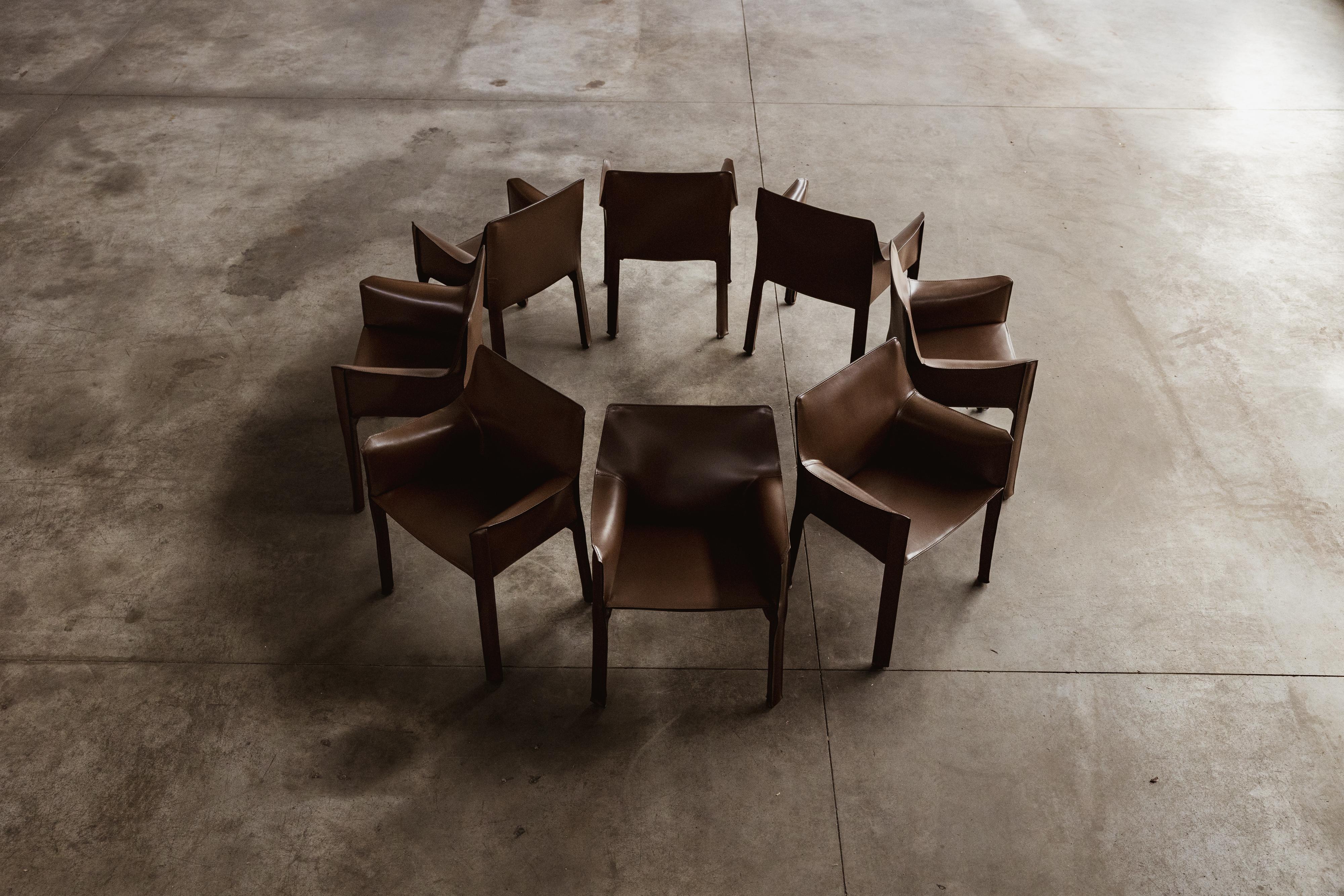 Mario Bellini pour Cassina, ensemble de 14 chaises CAB 413 en cuir de tabac, 1977 en vente 1