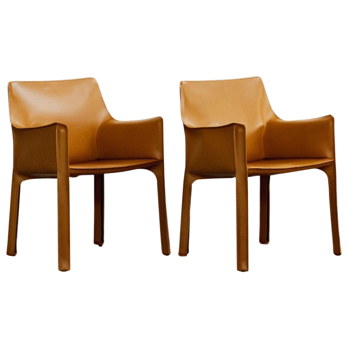 Mario Bellini pour Cassina, ensemble de 2 chaises CAB 413 en cuir moutarde, 1977