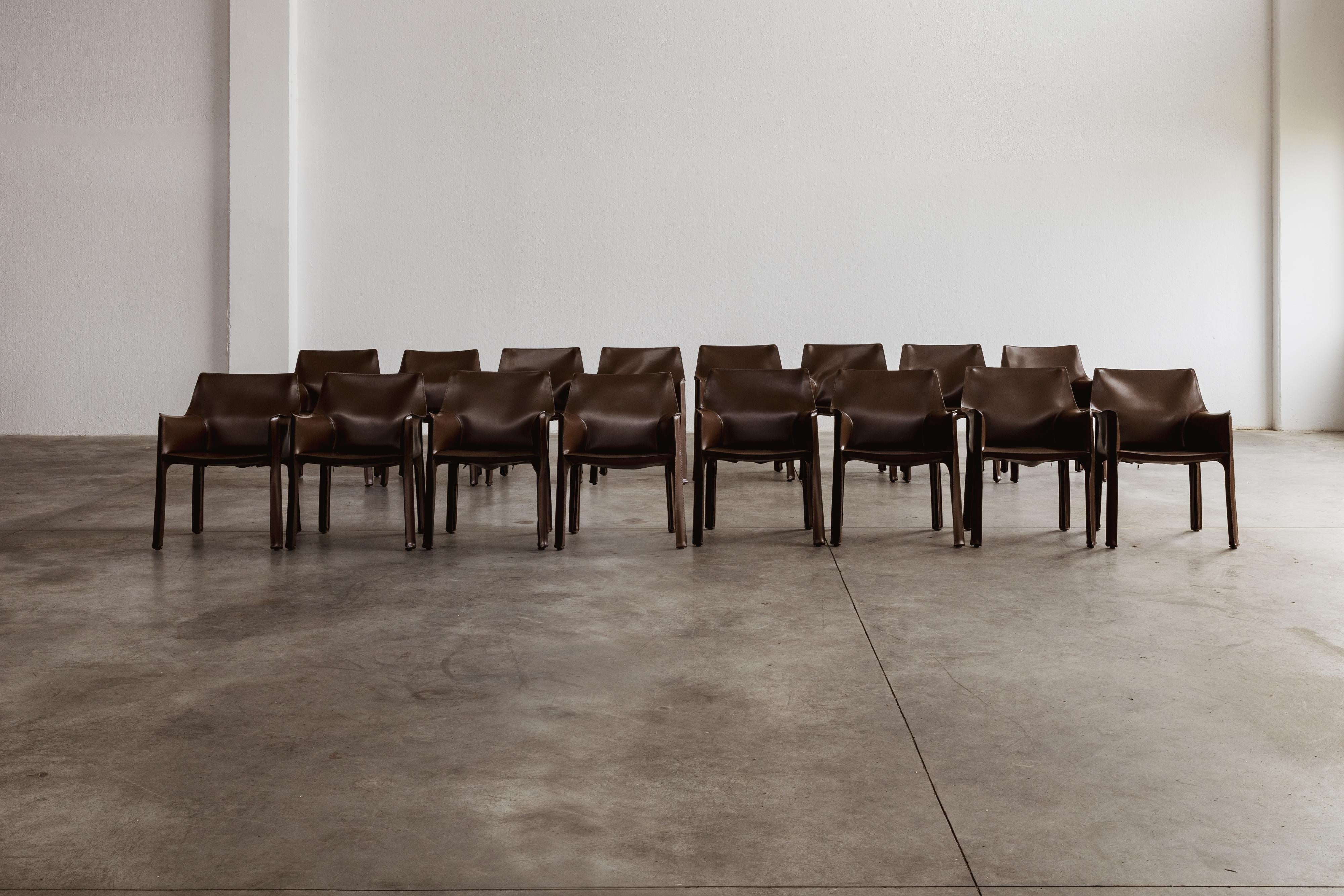 Mario Bellini „CAB 413 Stühle für Cassina, Tabakleder, 1977, Set von 16 Stühlen (Italienisch) im Angebot
