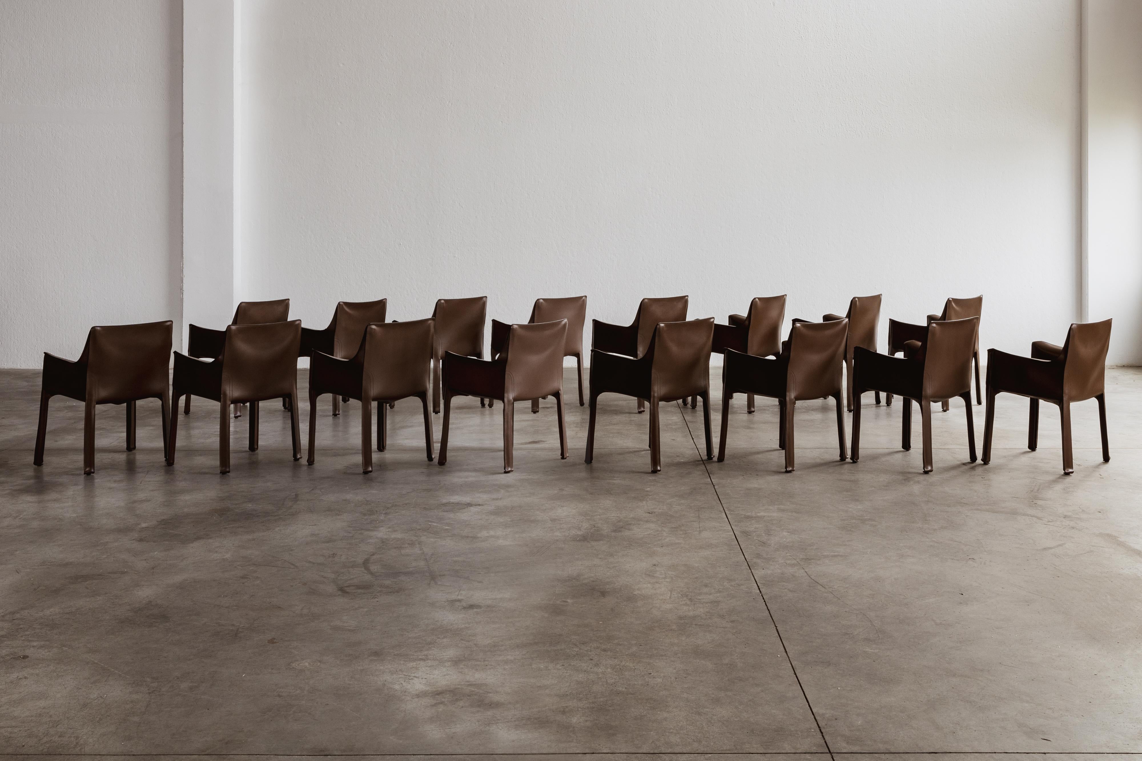 Mario Bellini „CAB 413 Stühle für Cassina, Tabakleder, 1977, Set von 16 Stühlen im Angebot 1