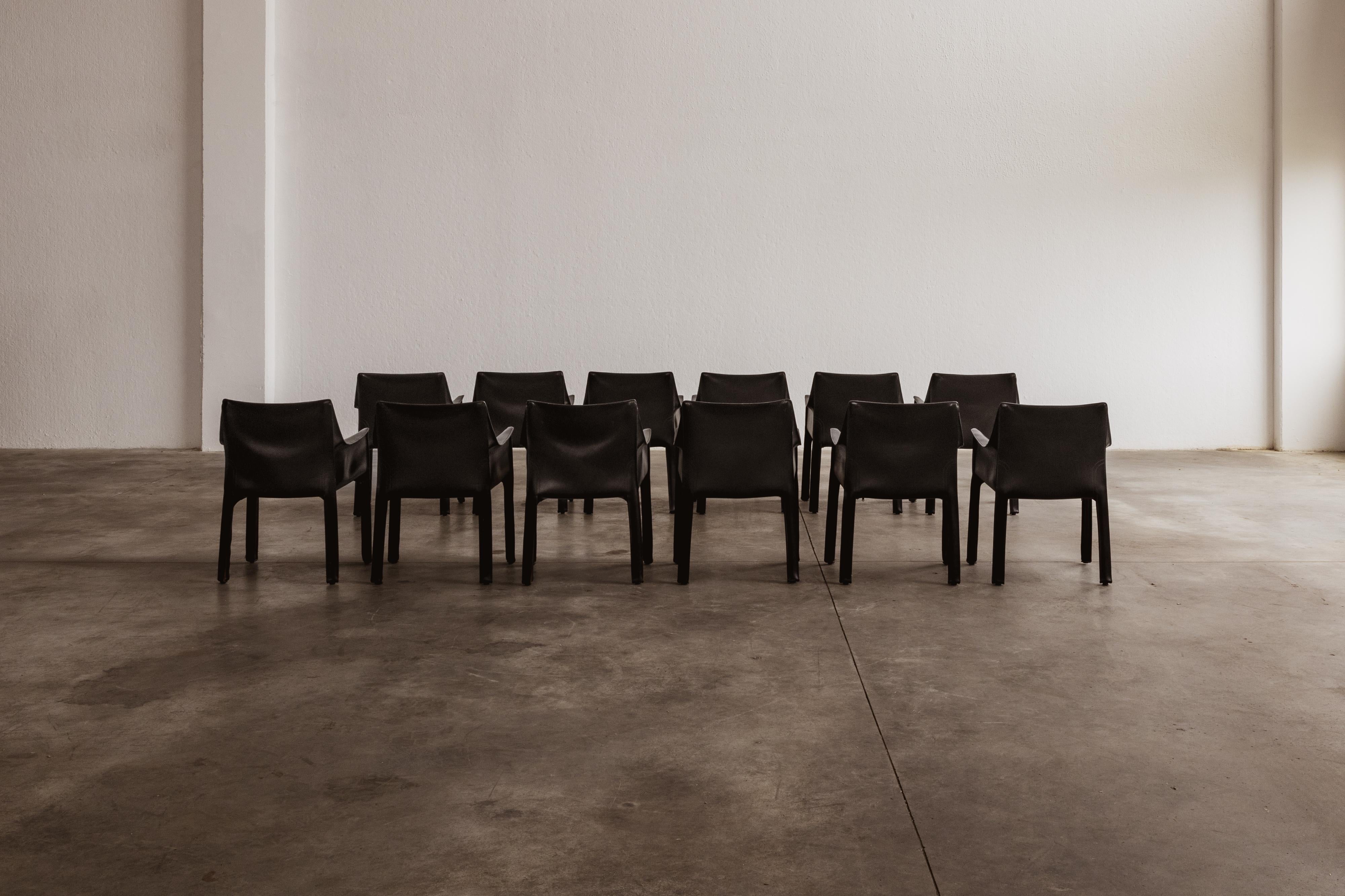 Mario Bellini „CAB 413“ Stühle für Cassina, schwarzes Leder, 1977, Set von 12 Stühlen im Angebot 3