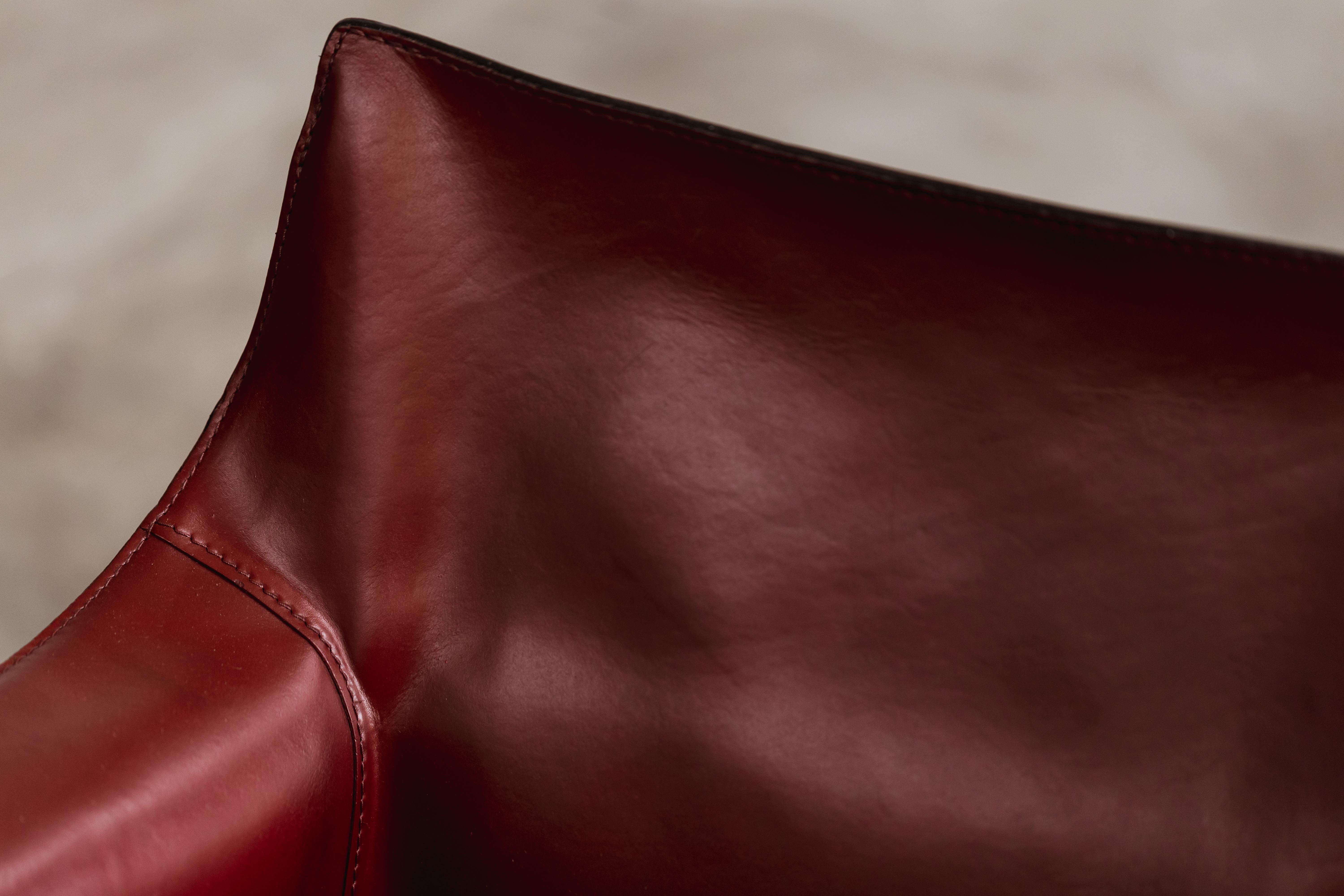 Mario Bellini „CAB 413 Stühle für Cassina, Bordeaux-Leder, 1977, Set von 16 Stühlen (Ende des 20. Jahrhunderts) im Angebot