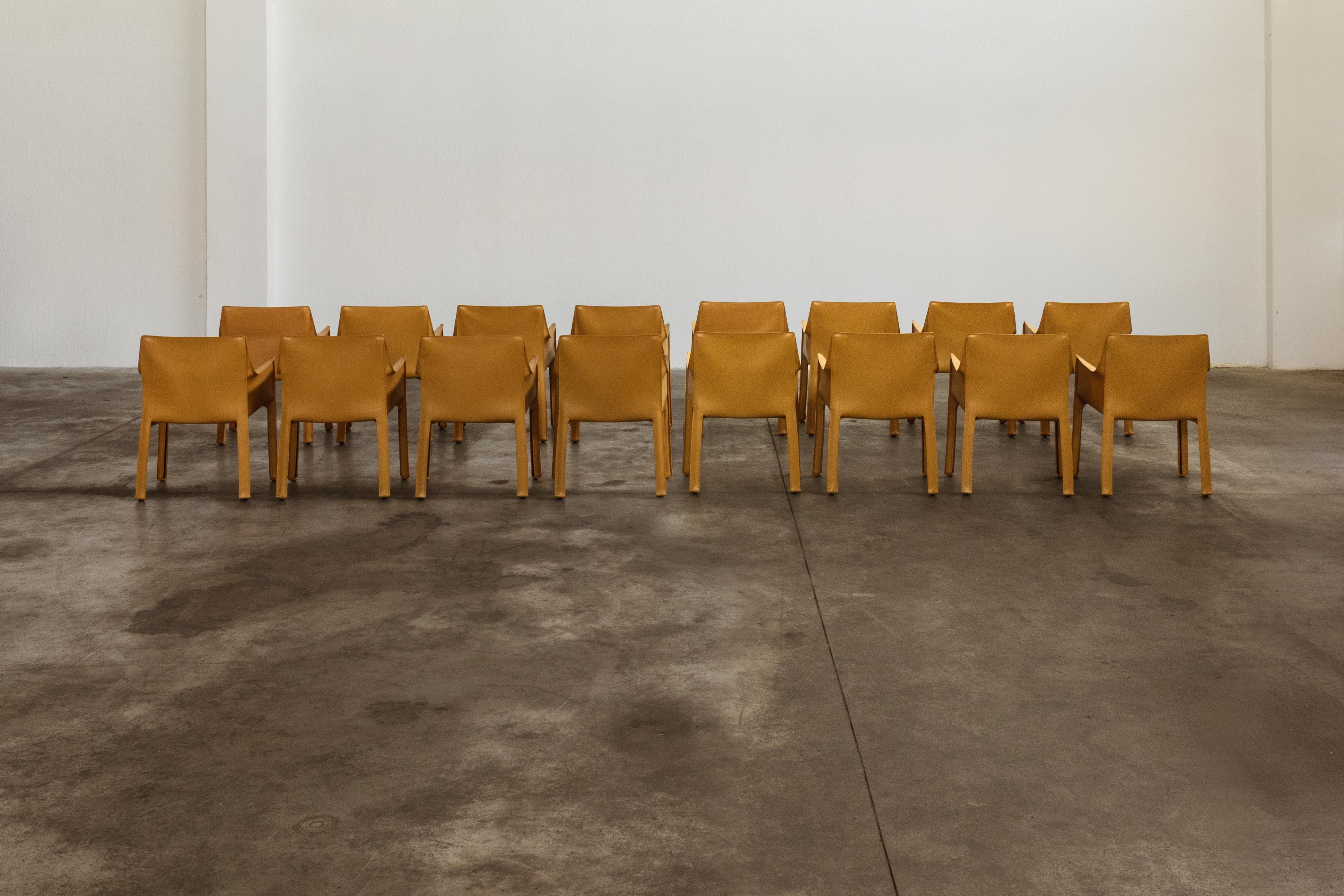 Mario Bellini pour Cassina, 1977, ensemble de 16 chaises de salle à manger CAB 413 en vente 5
