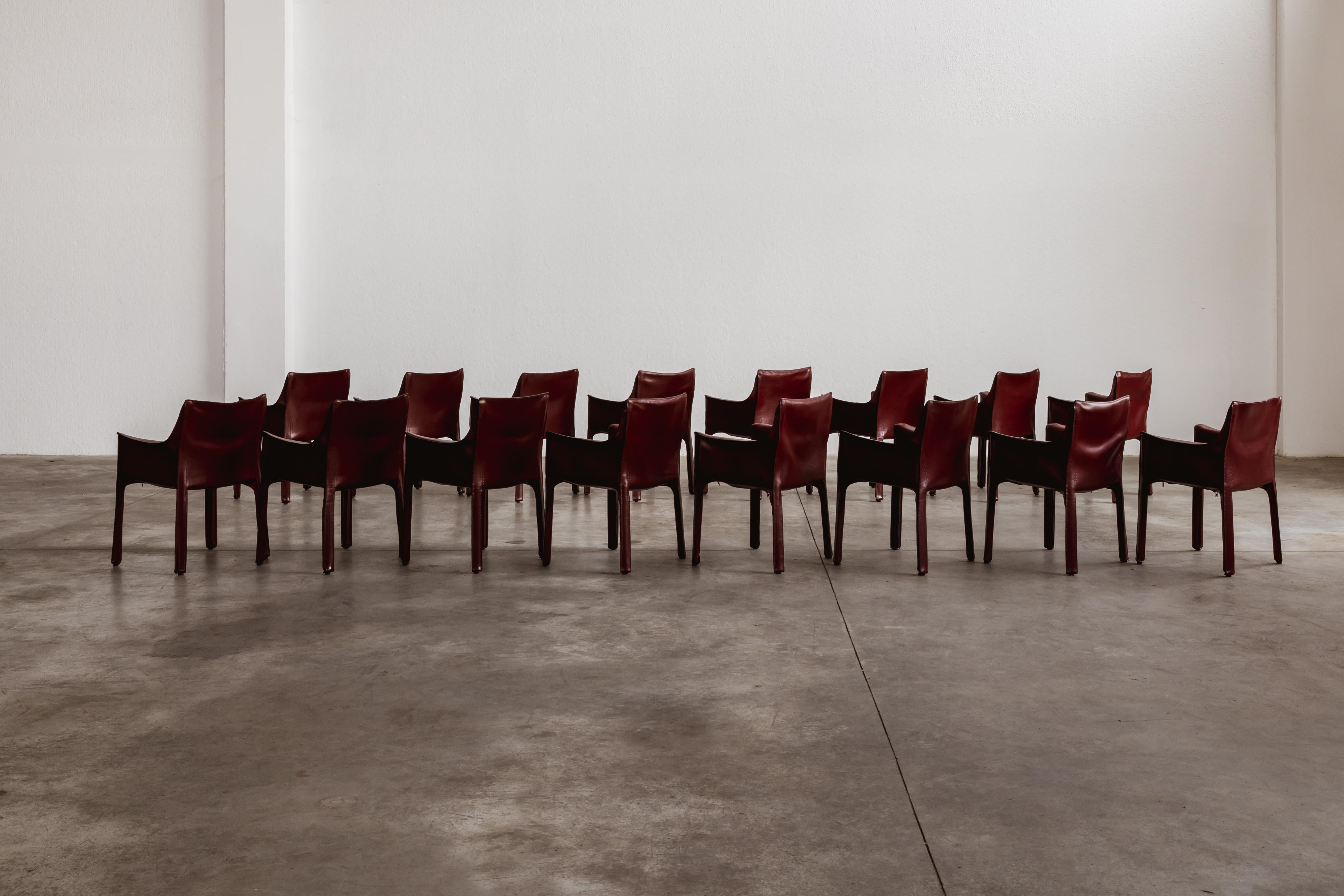 Mario Bellini „CAB 413 Stühle für Cassina, Bordeaux-Leder, 1977, Set von 16 Stühlen im Zustand „Gut“ im Angebot in Lonigo, Veneto