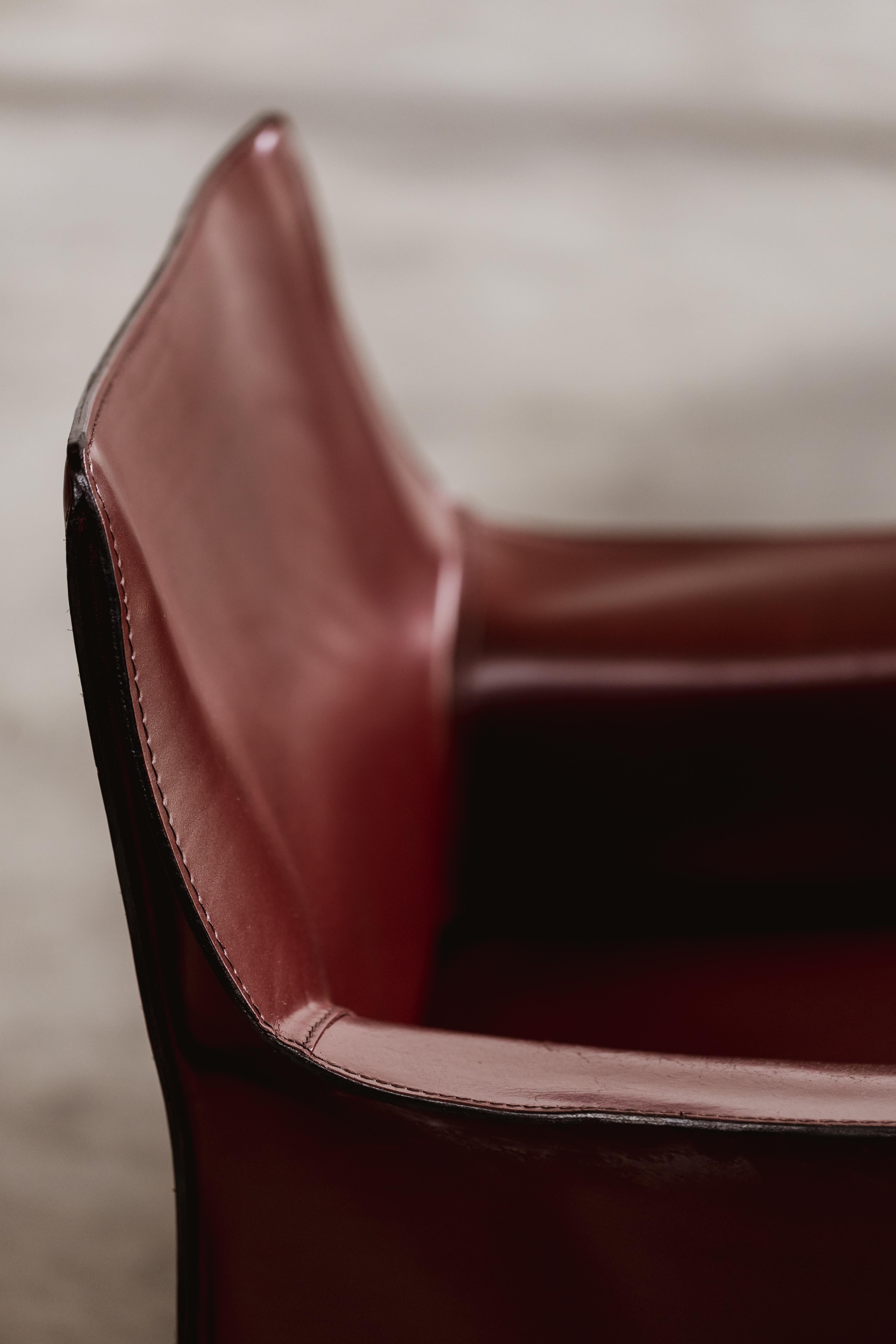 Mario Bellini „CAB 413 Stühle für Cassina, Bordeaux-Leder, 1977, Set von 16 Stühlen (Italienisch) im Angebot
