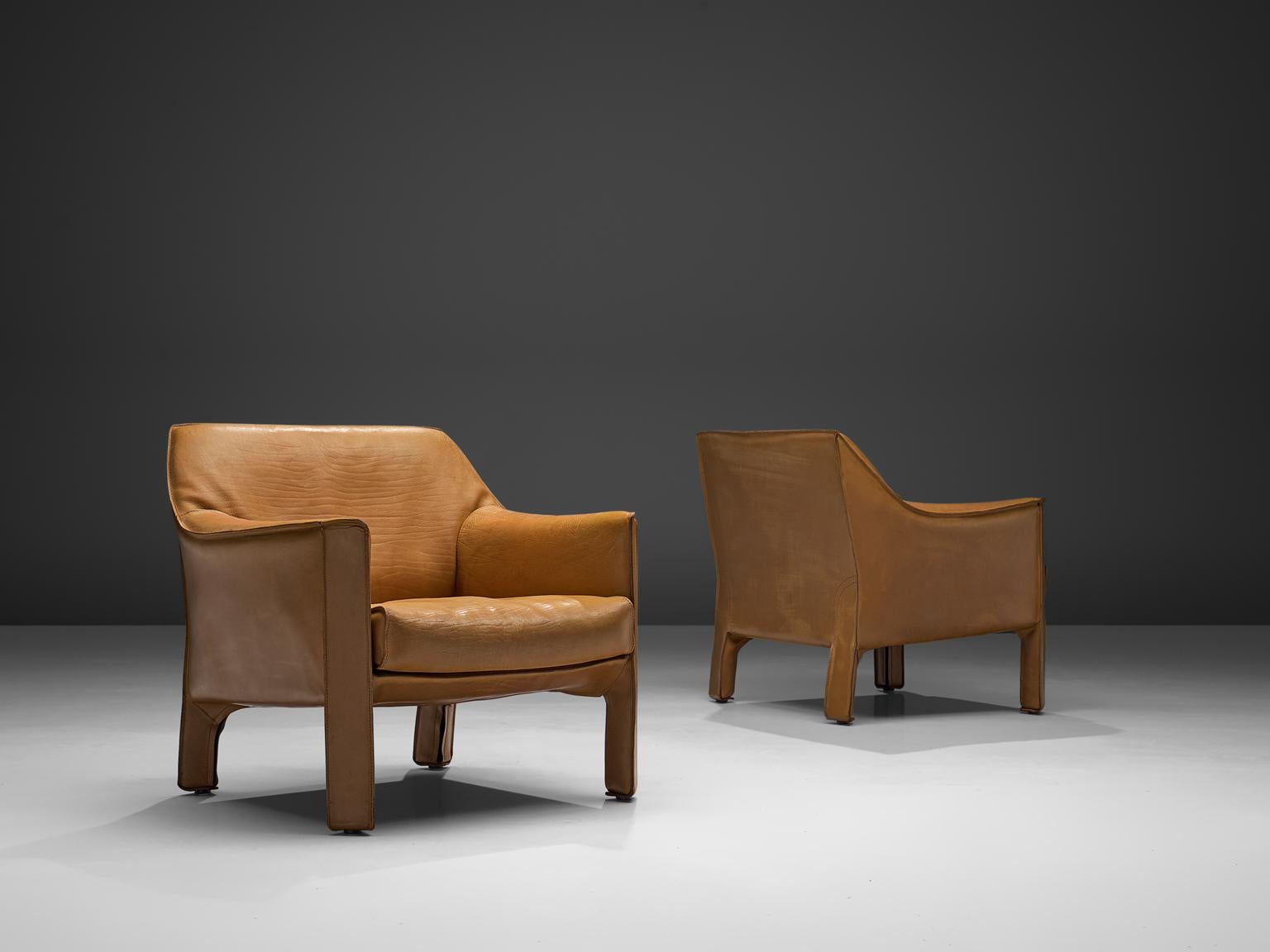 Mario Bellini für Cassina, Sesselpaar CAB 415, Metall und helles cognacfarbenes Leder, Italien, 1987.

Diese großartigen Lounge-Sessel wurden in den 1980er Jahren von Mario Bellini entworfen. Das Konzept sieht vor, dass der Stuhl im Laufe der Zeit
