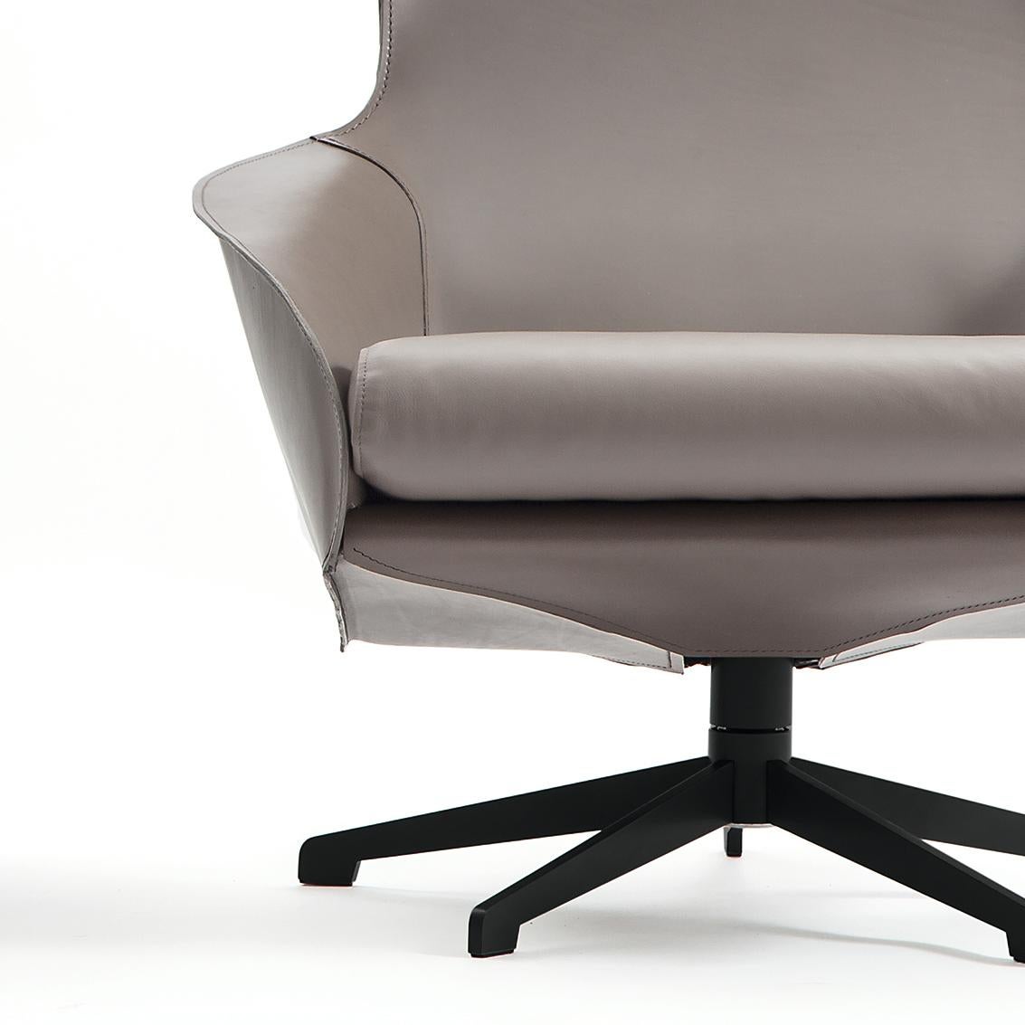 Chaise de salon Loounge conçue par Mario Bellini en 2015. Fabriqué par Cassina en Italie.

Élégante et accueillante, la chaise Cab Lounge est une version actualisée du concept de la chaise Cab. Rien de moins qu'un chef-d'œuvre de savoir-faire, le