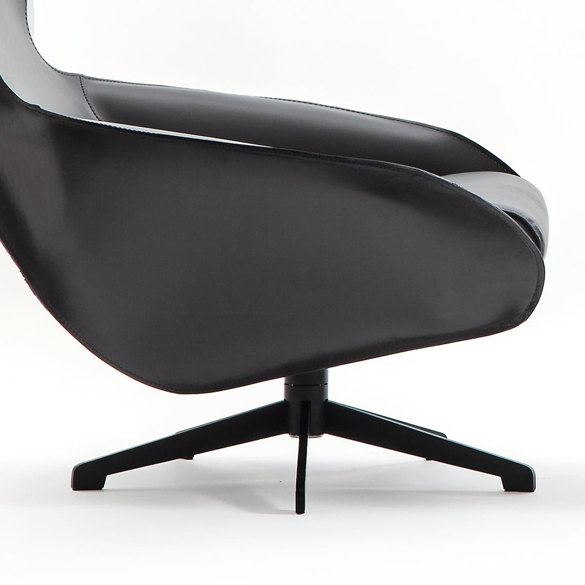 Chaise longue conçue par Mario Bellini en 2015. Fabriqué par Cassina en Italie.

Spacieux et accueillant, le cab lounge est une réaffirmation du concept de la chaise de cabine. Véritable chef-d'œuvre de l'artisanat, le fauteuil Cab Lounge est