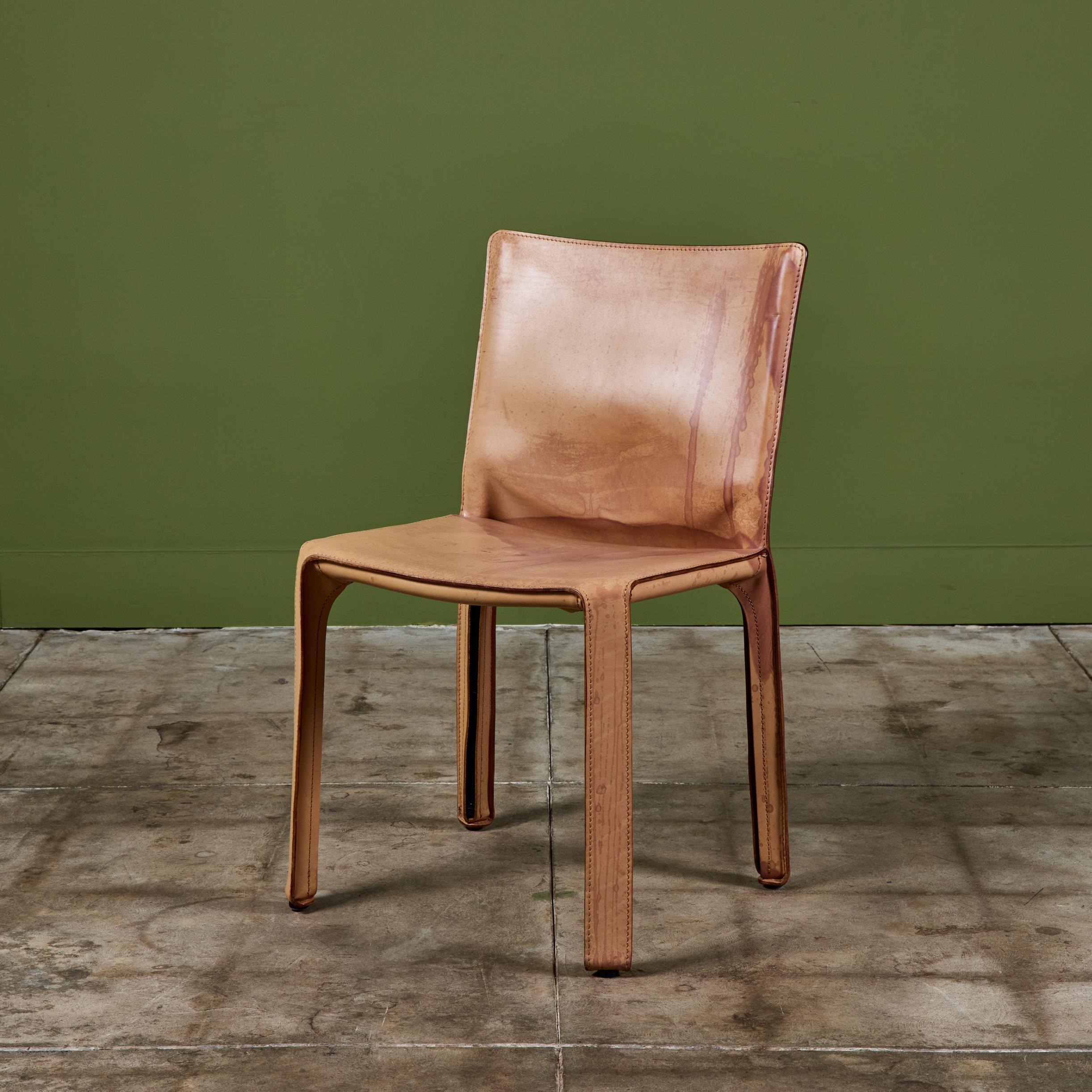 Dieses ikonische Design von Mario Bellini für Cassina (ca. 1970er Jahre, Italien) zeichnet sich durch das ursprüngliche naturfarbene Sattelleder aus, das auf einen Stahlrahmen aufgewickelt ist. Die Rückseite jedes Beins ist mit einem schwarzen
