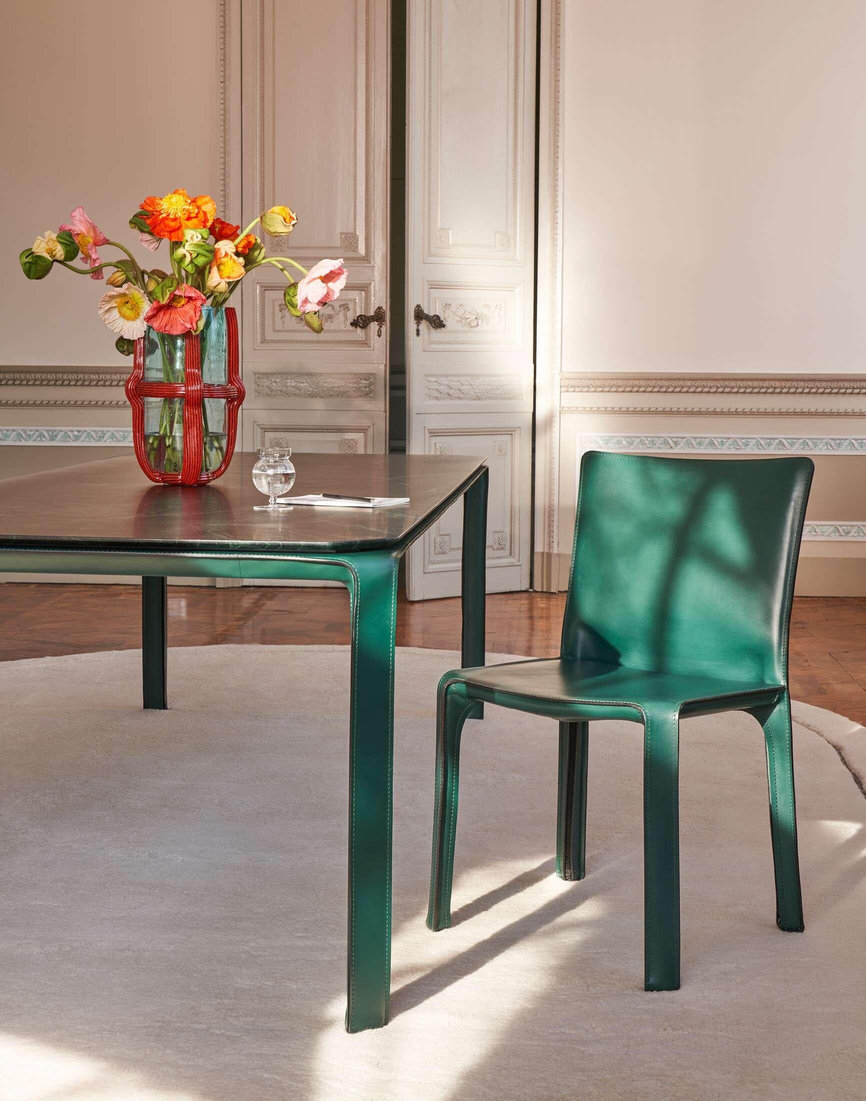 Also available in 200cm or 240cm width.Prices vary dependent on the chosen size, color and material. 

The design approach that in 1977 led Mario Bellini and Cassina to clad the structure of a chair in saddle leather – in the manner of a bespoke