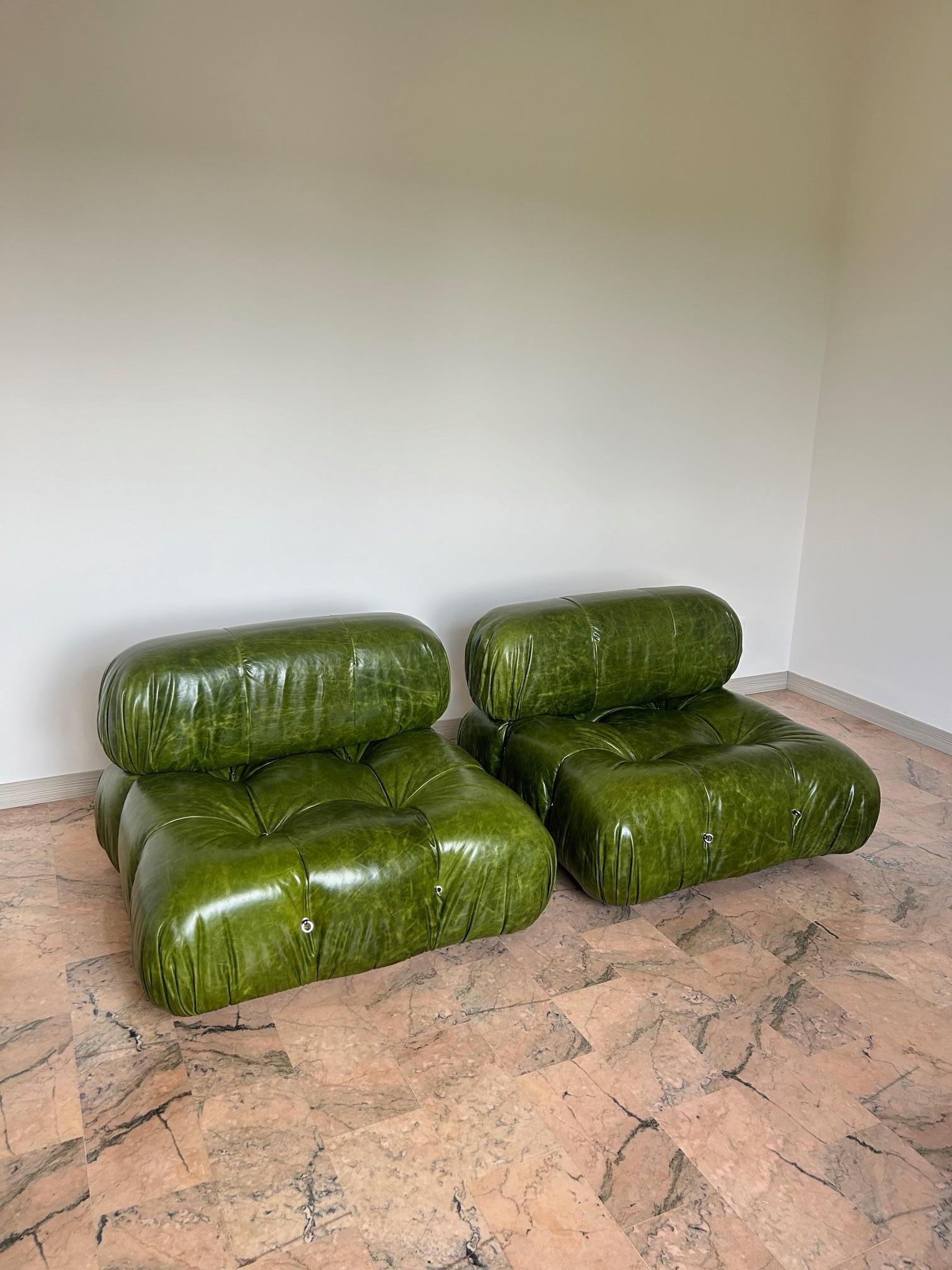 Sofá Camaleonda de dos elementos diseñado por Mario Bellini para B&B, Italia, años 70. 
Excepcional cuero verde esmeralda con una maravillosa pátina.  