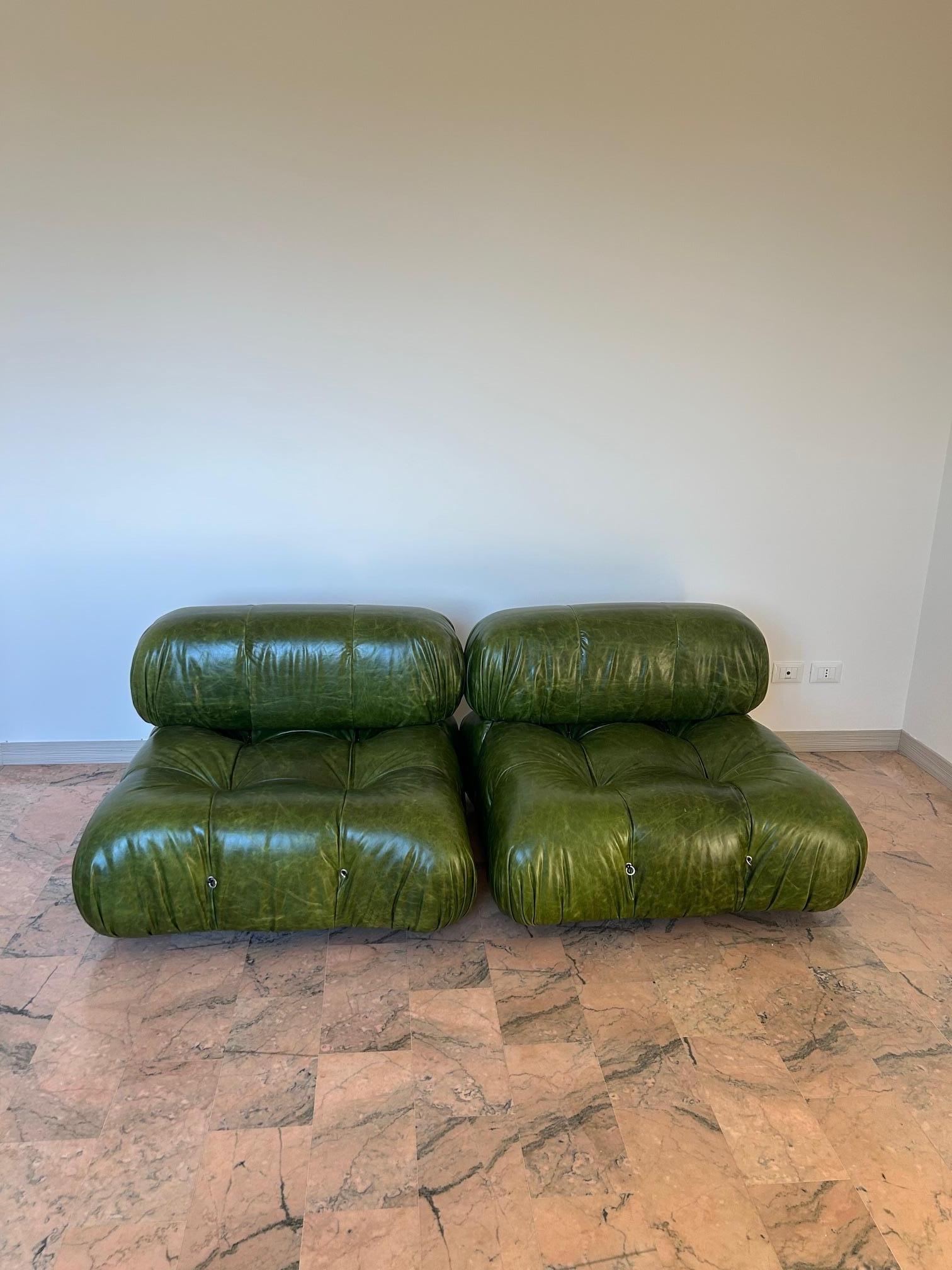 Sofa Camaleonda mit zwei Elementen, entworfen von Mario Bellini für B&B, Italien, 1970er Jahre. 
Außergewöhnliches smaragdgrünes Leder mit einer wunderbaren Patina.  