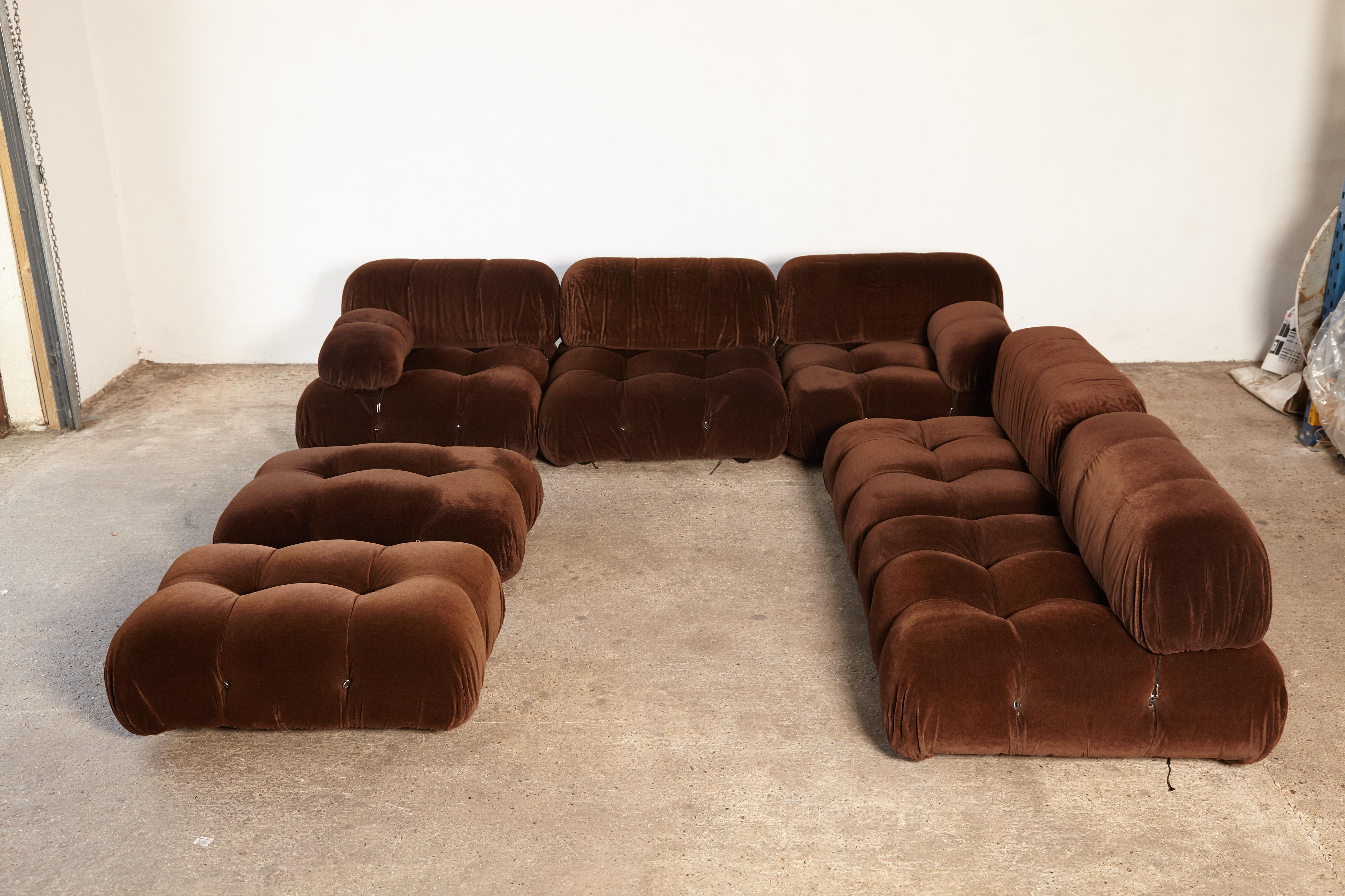 An extremely comfortable Mario Bellini Camaleonda modular sofa, made by B&B Italia, Italy, 1970s. Original brown fabric. All parts are interchangeable. 

Measurements are per (larger) element.