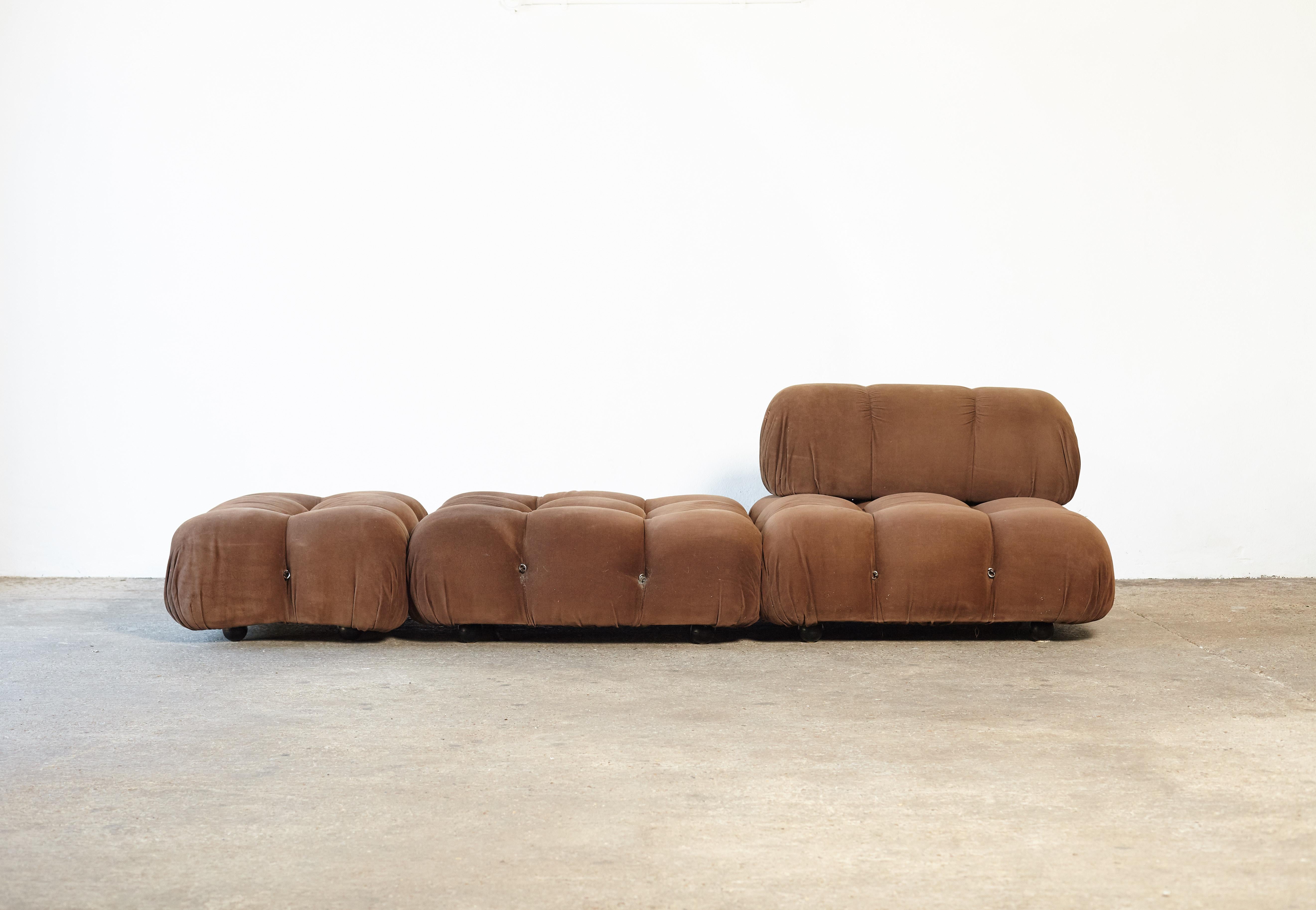 An extremely comfortable Mario Bellini Camaleonda modular sofa, made by B&B Italia, Italy, 1970s. Original tan fabric - no tears or damage but some light signs of use and wear. All parts are interchangeable. We can also assist with re-upholstery if