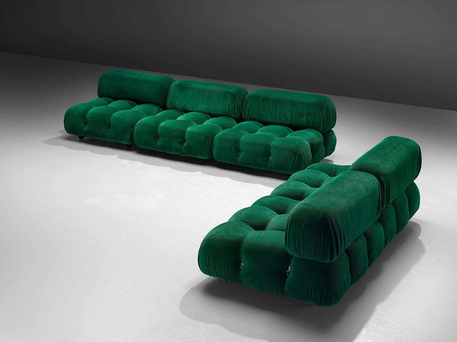 Mario Bellini, grand canapé modulaire 'Cameleonda', revêtement original vert, Italie, 1971.

Les éléments sectionnels avec lesquels ce canapé a été fabriqué peuvent être utilisés librement et séparément les uns des autres. Les dossiers et les