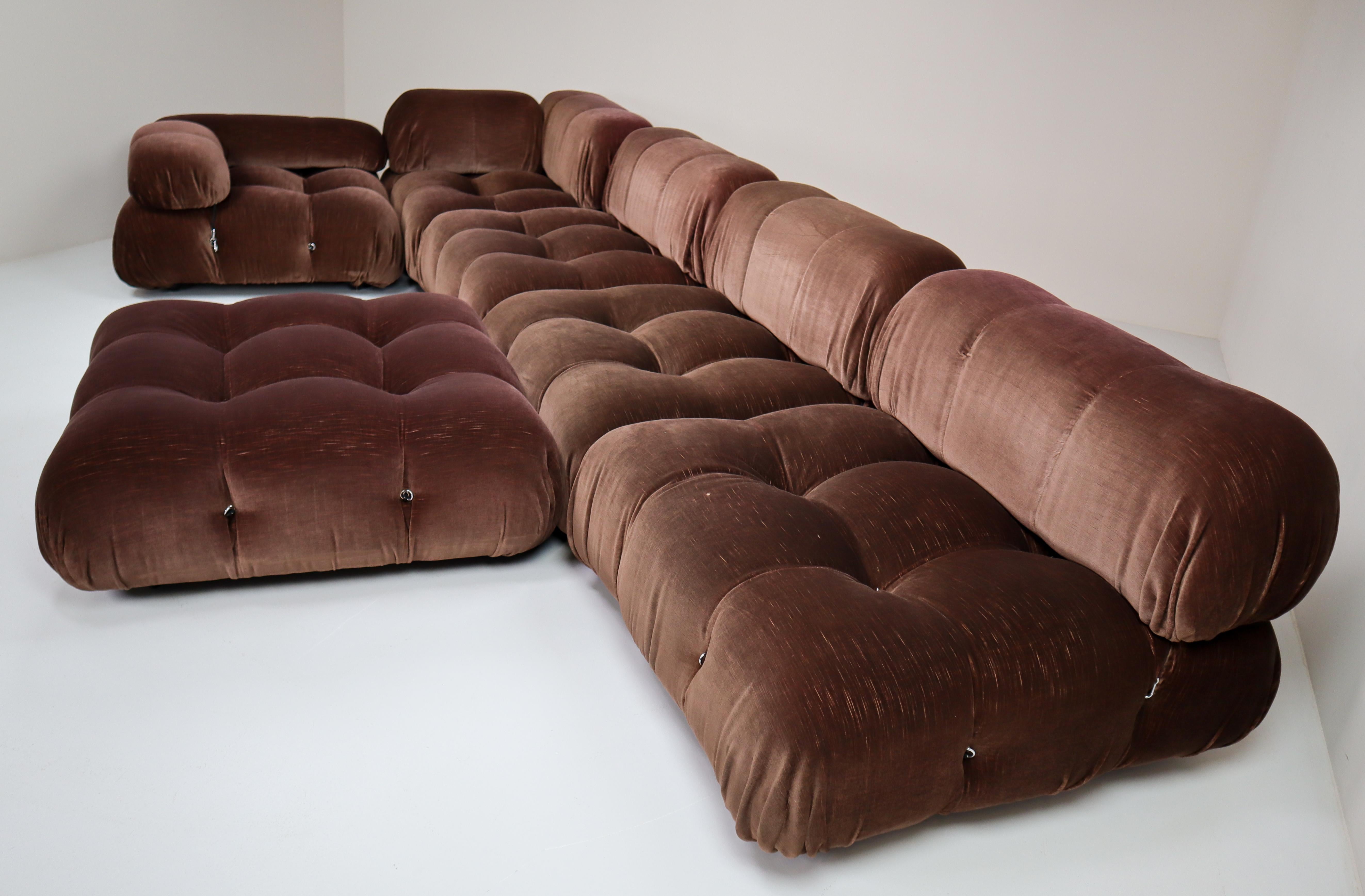 An original and very comfortable Mario Bellini Camaleonda modular sofa, made by C&B Italia, Italy, 1970s. Six large seating elements with five backrest and two low armrest. This is a early original version from C&B Italia 1973. Purchased from the