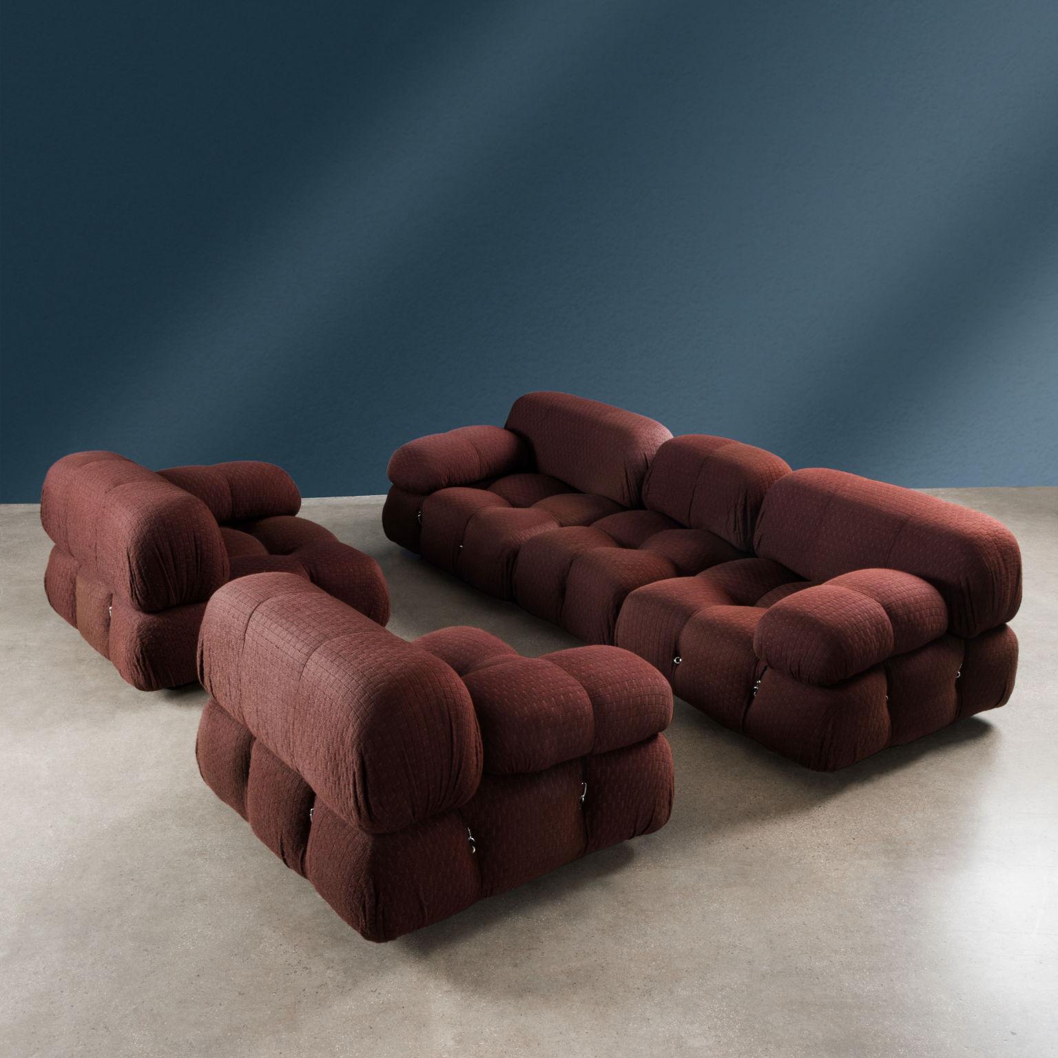 Das ikonische modulare Sofa wurde von Mario Bellini entworfen und wird seit 1970 von C&B hergestellt.
Gepolstert mit Polyurethanschaum, bezogen mit Originalstoff in ausgezeichnetem Zustand, 70er-Jahre-Ausgabe der Marke B&B.
Set bestehend aus fünf
