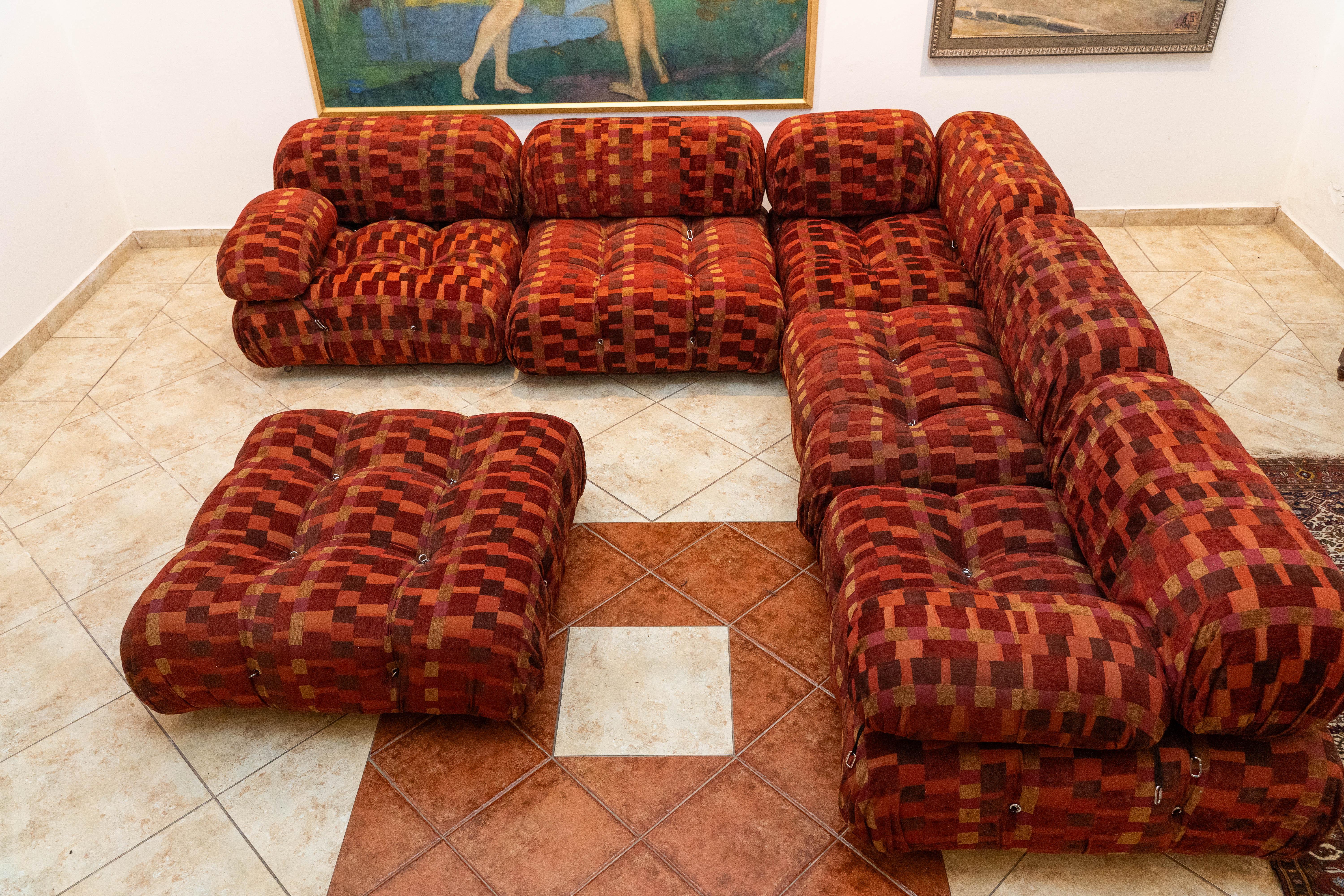 Mario Bellini - Divano Camaleonda per B&B Italia - Set di 6 Moduli

Questo set di Camaleonda, un divano modulare iconico e sorprendente disegnato da Mario Bellini per B&B Italia, è composto da sei moduli individuali, ognuno dei quali misura H. 60 cm