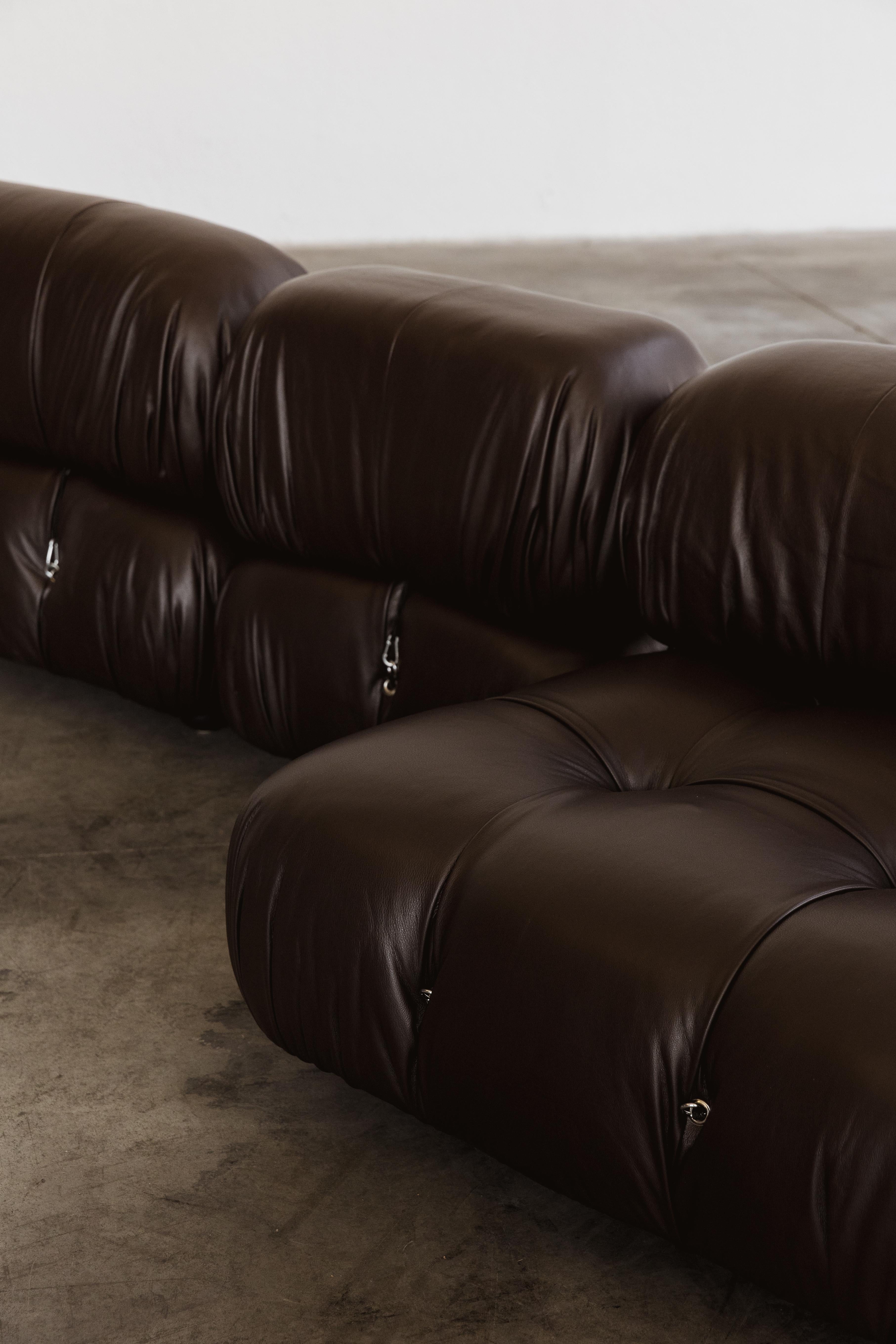 Pelle Mario Bellini “Camaleonda” Sofa for B&B Italia, Dark Brown, 1970, Set of 8 in vendita