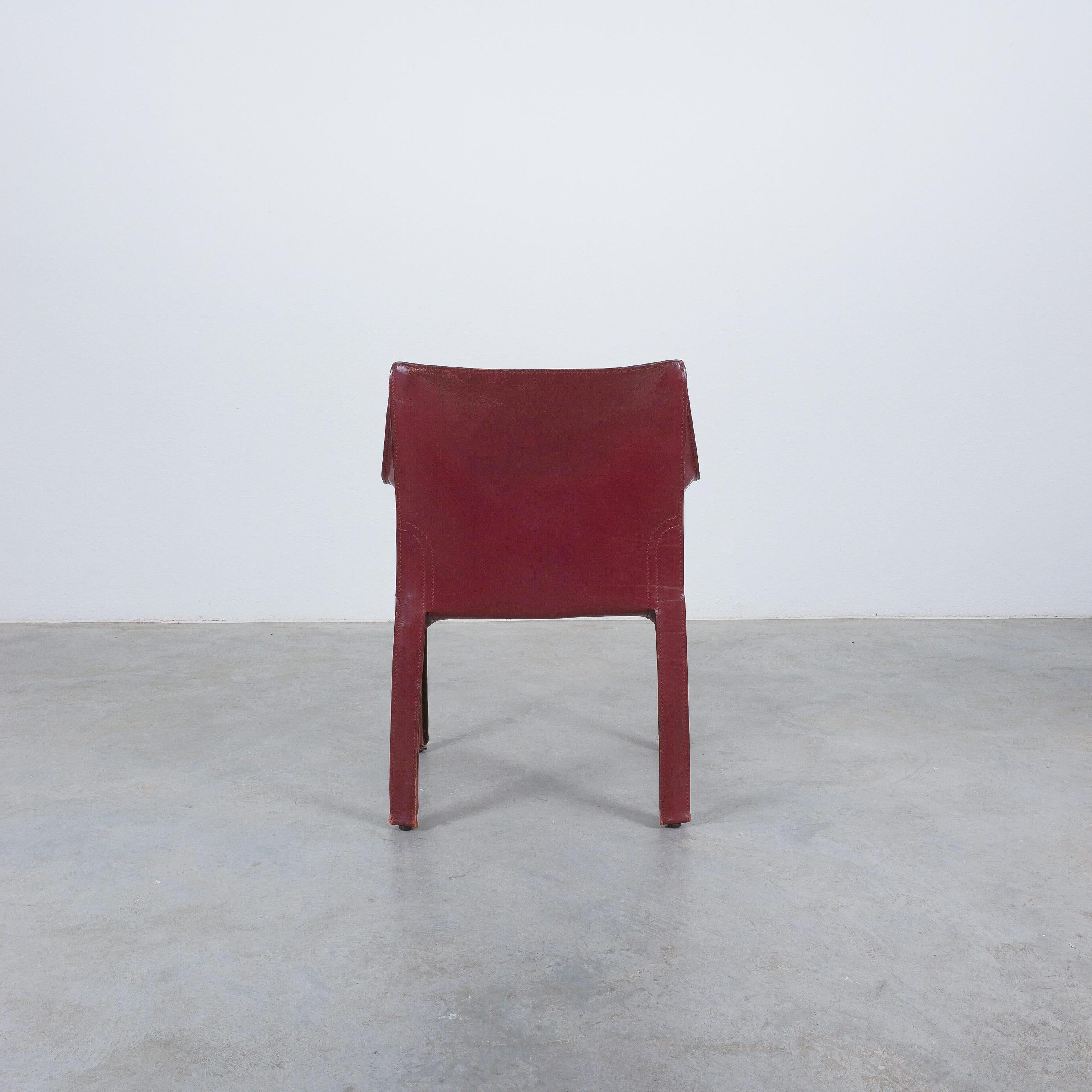 Mario Bellini Cassina Cab 413 chaises de salle à manger en cuir rouge bourgogne, 1980 en vente 3