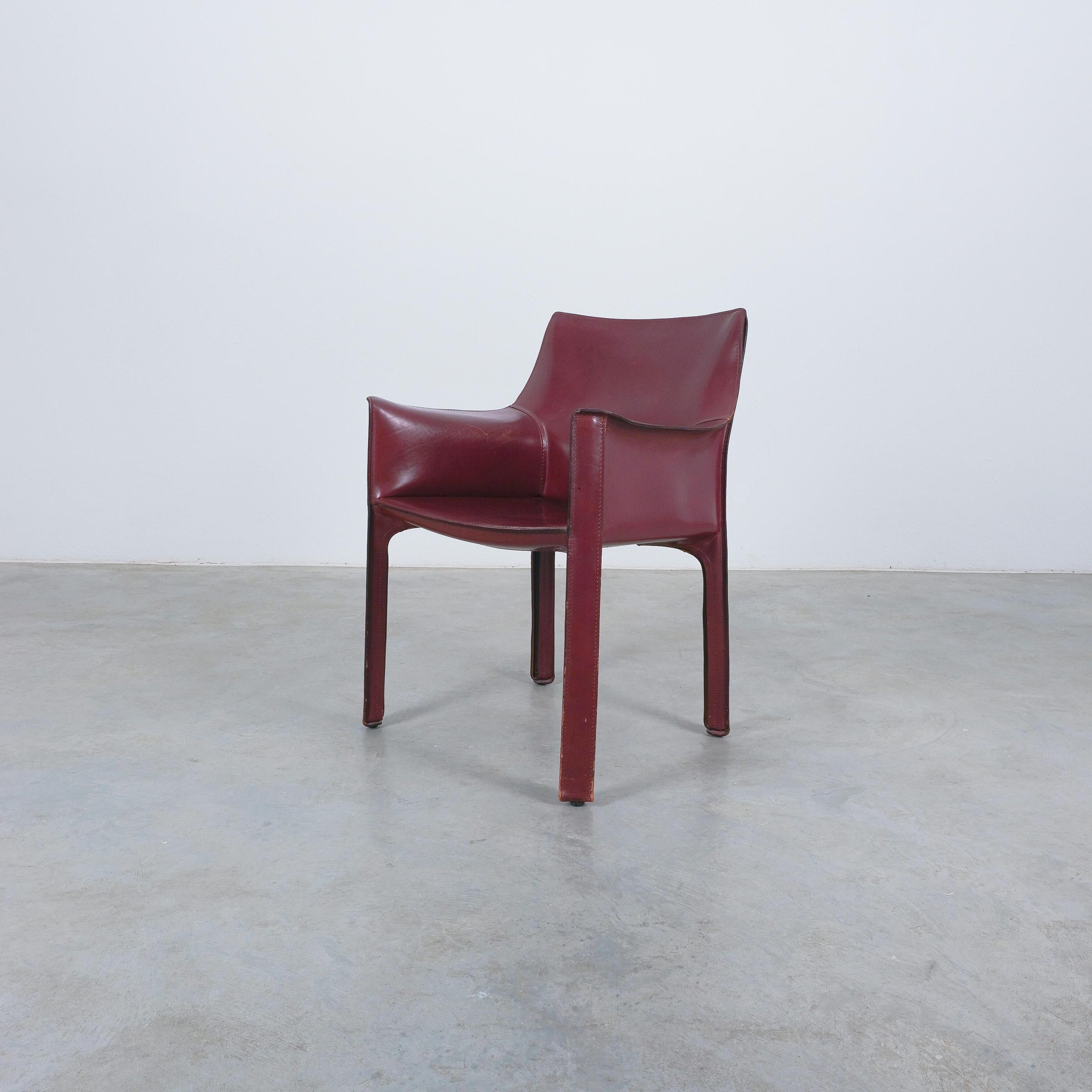 Postmoderne Mario Bellini Cassina Cab 413 chaises de salle à manger en cuir rouge bourgogne, 1980 en vente