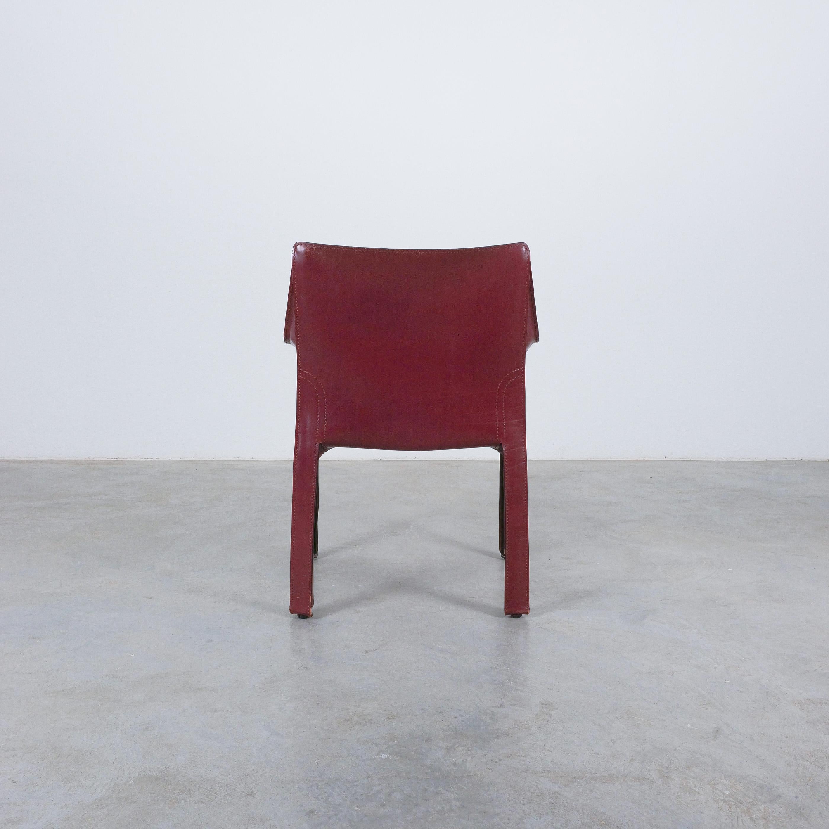 Mario Bellini Cassina Cab 413 chaises de salle à manger en cuir rouge bourgogne, 1980 Bon état - En vente à Vienna, AT