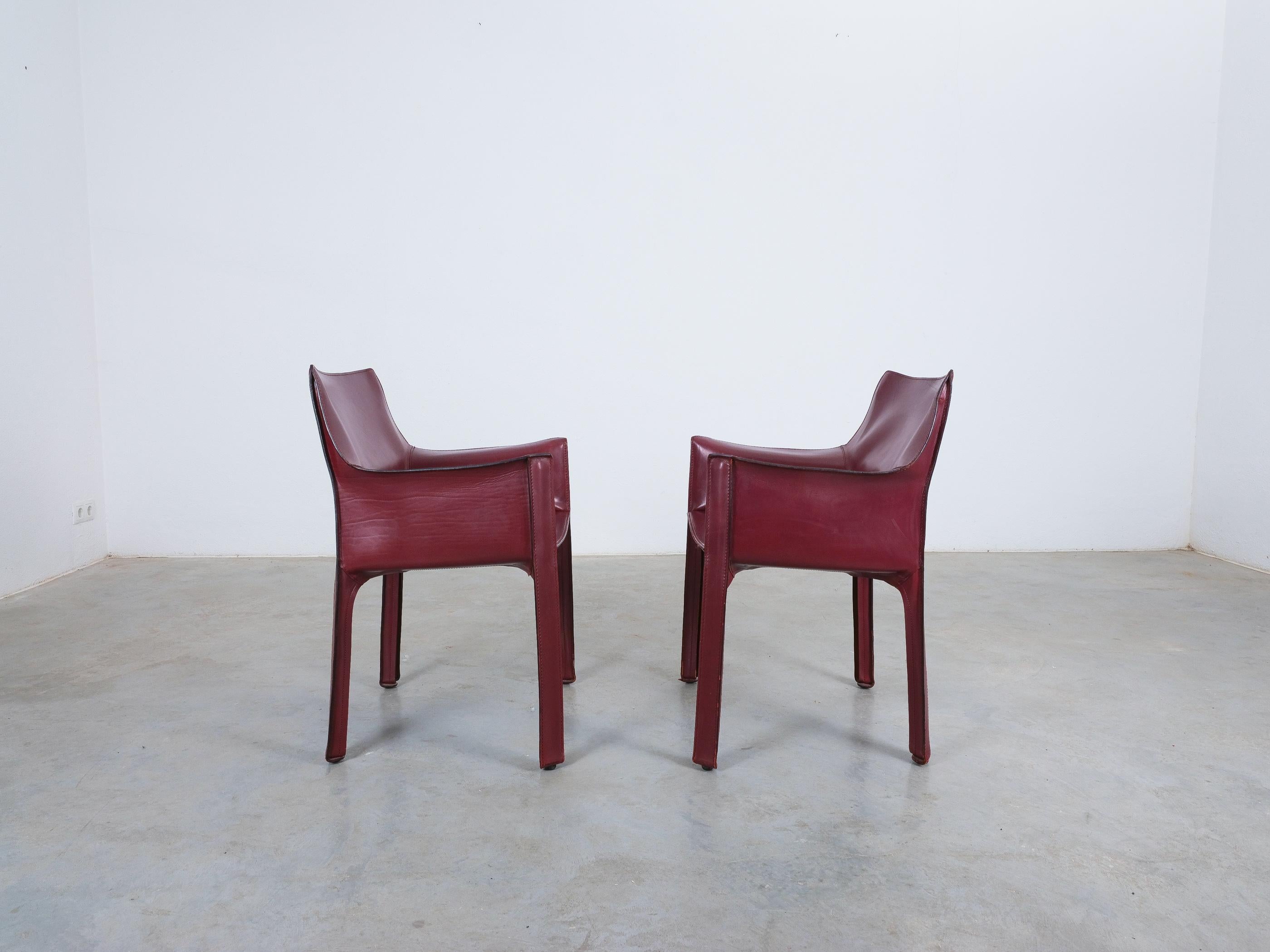 Mario Bellini Cassina Cab 413 Burgundy Red Leather Dining Chairs, 1980 for Cassina- Two chairs available and sold as a pair (not as a set of 10) Pelle Naturale – color Bordeaux (Hermès red)

A nice pair of Italian design icons in red bordeaux saddle