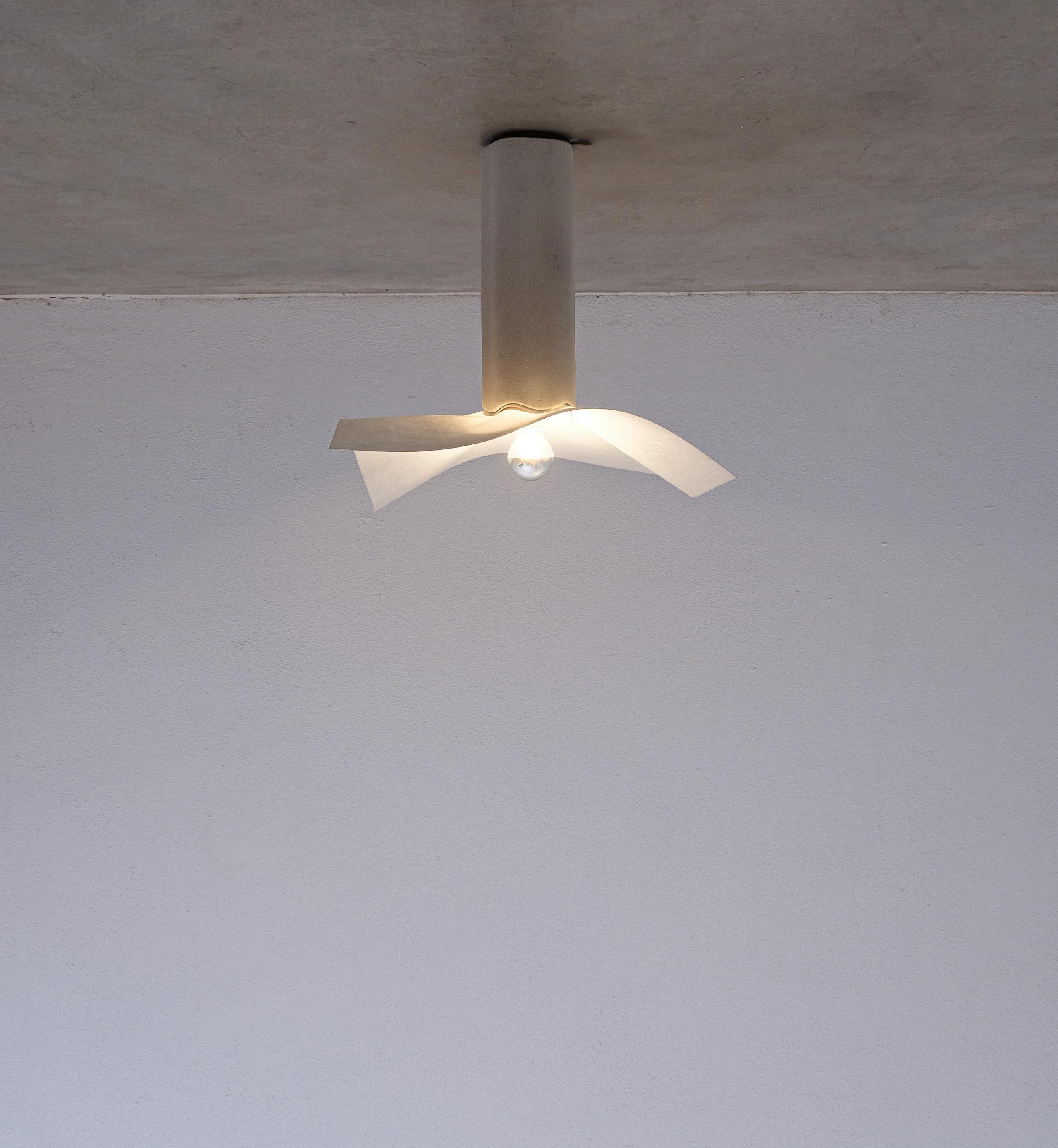 Mario Bellini Flush Mount Lamp Area 50 par Artemide, Italie, 1976

Conçue à l'origine comme une lampe de table, nous avons modifié cette lampe en céramique rare pour qu'elle puisse être fixée au plafond. Il est doté d'un beau socle en céramique à