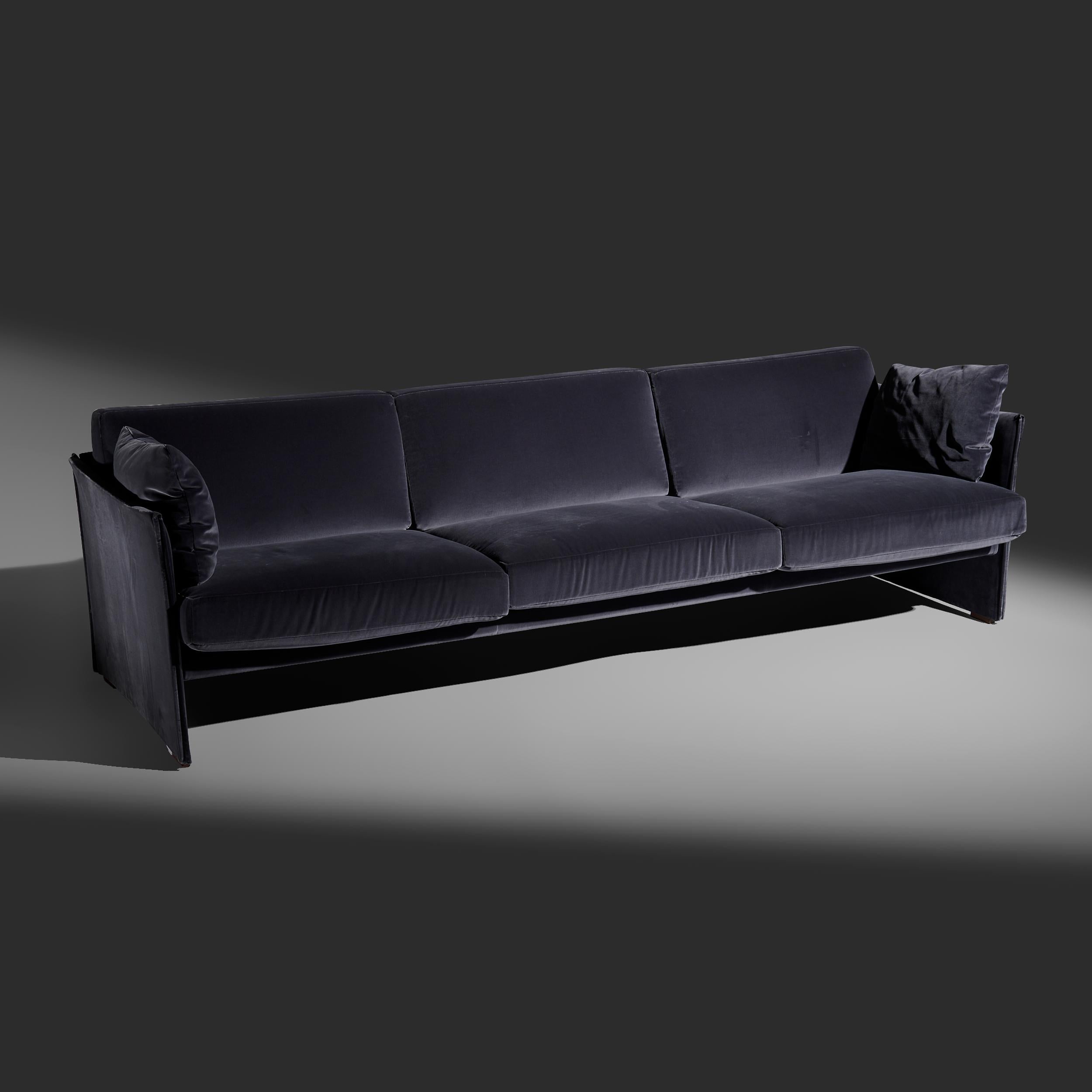 Moderne Canapé classique en velours Duc-Duc de Mario Bellini pour Cassina Italie, 1976 / 2024 en vente