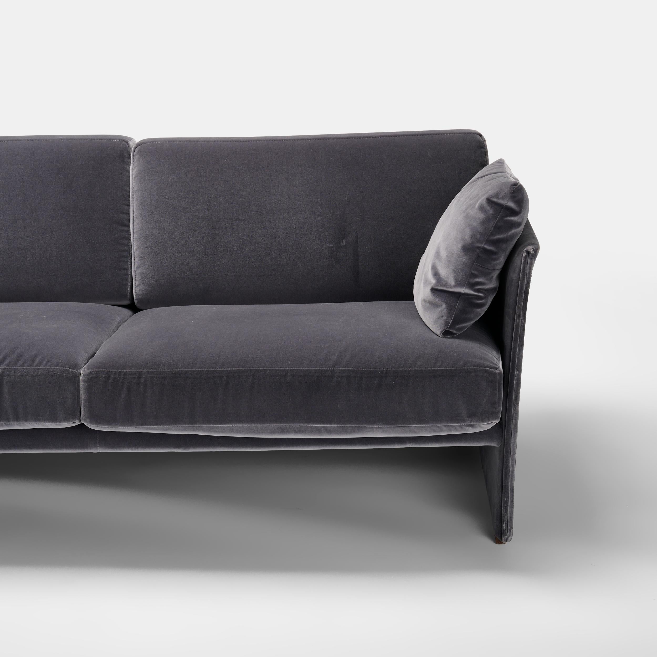 Canapé classique en velours Duc-Duc de Mario Bellini pour Cassina Italie, 1976 / 2024 Excellent état - En vente à Skokie, IL