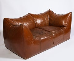 Mario Bellini Ensemble canapé:: chaise et pouf Le Bambole en cuir brun cognac:: Italie