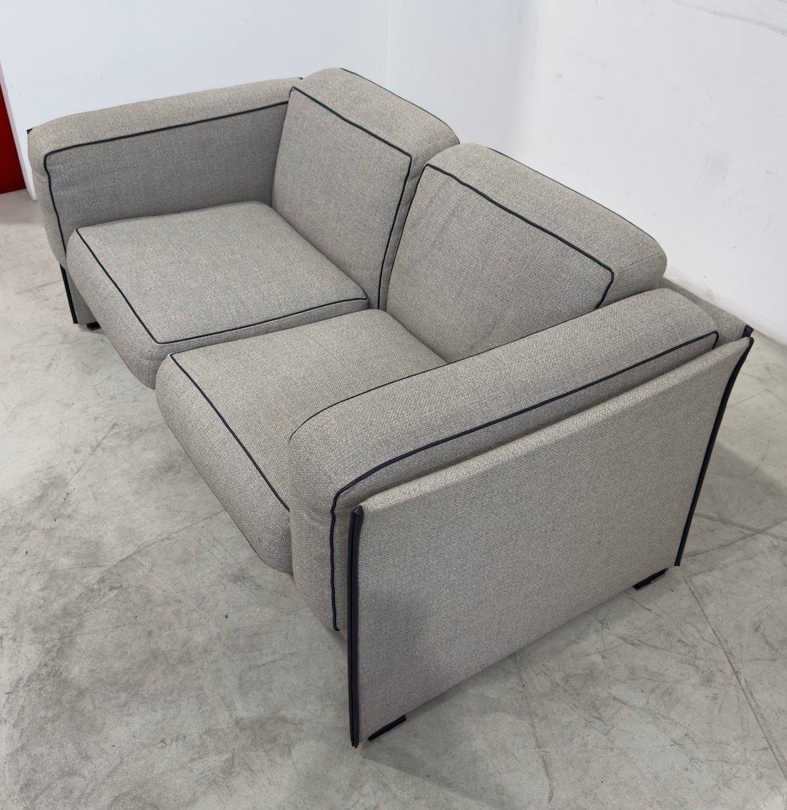 Duc-Duc model sofa 405 12. Fabric upholstery. Cassina production, Meda 1976.
Bibliography: Giuliana Gramigna, Repertory 1950/1980 p. 425