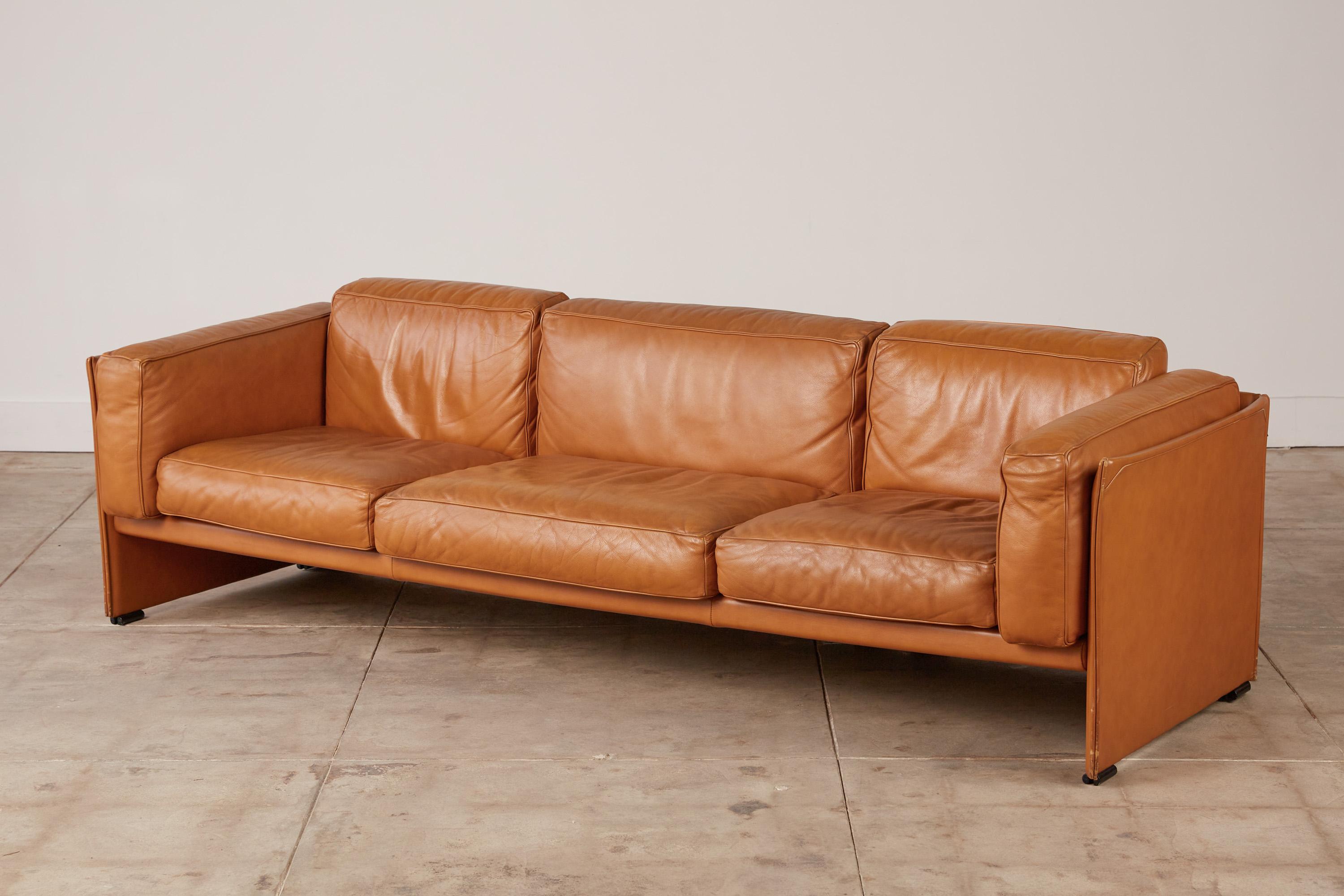 405 Duc' three-seat sofa by Mario Bellini for Cassina, Italy, c.1970s. Leather-wrapped panels attached by zippers that is a classic Bellini design element to create the base structure for this piece with thick loose box cushions inside the frame