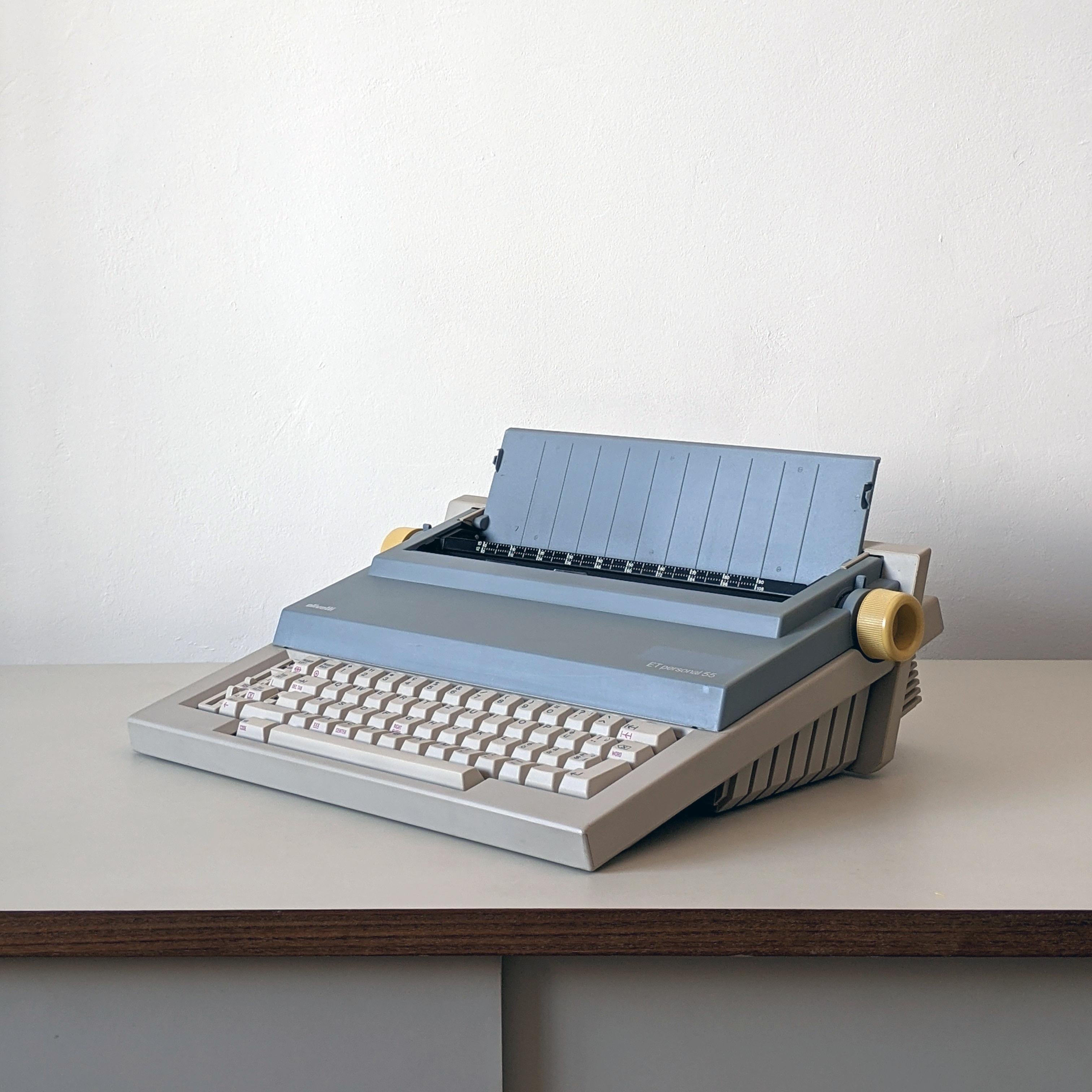 Mario Bellini (Designer), Italien
Olivetti (Hersteller), Italien
ET Personal tragbare (elektrische) Schreibmaschine, entworfen 1985-86

Geformter ABS-Kunststoff (und andere Kunststoffe und Metalle). Komplett mit Gehäuseteilen und