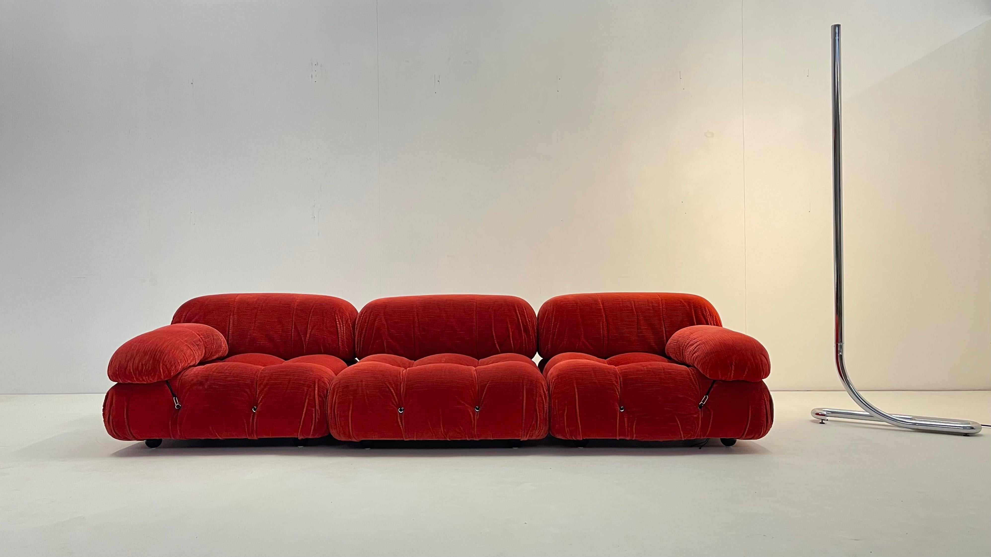 Das modulare Sofa Original Camaleonda von Mario Bellini für B&B Italia ist ein berühmtes Möbelstück aus den 1970er Jahren. 
Es umfasst zwei große Sitzelemente mit Rücken- und Armlehnen und 1 großes Sitzelement mit Rückenlehne. Alles ist mit dem