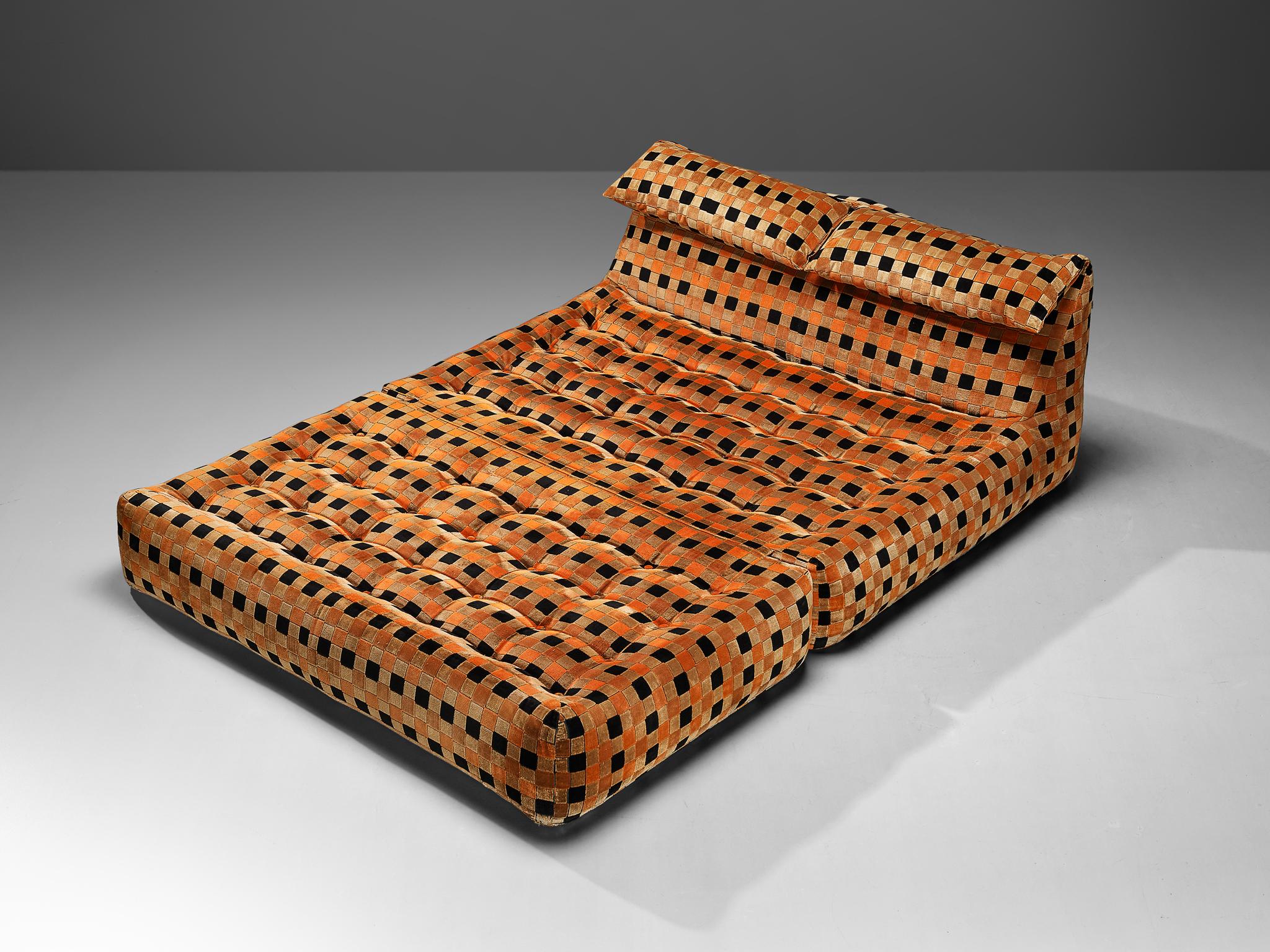 Mario Bellini for B&B Italia, 'Bamboletto' daybed or double bed, fabric, Italy, 1970s

Introducing the exquisite 'Bamboletto' daybed, a testament to the brilliance of design by the renowned Mario Bellini. The 'Bamboletto' bed forms an integral part