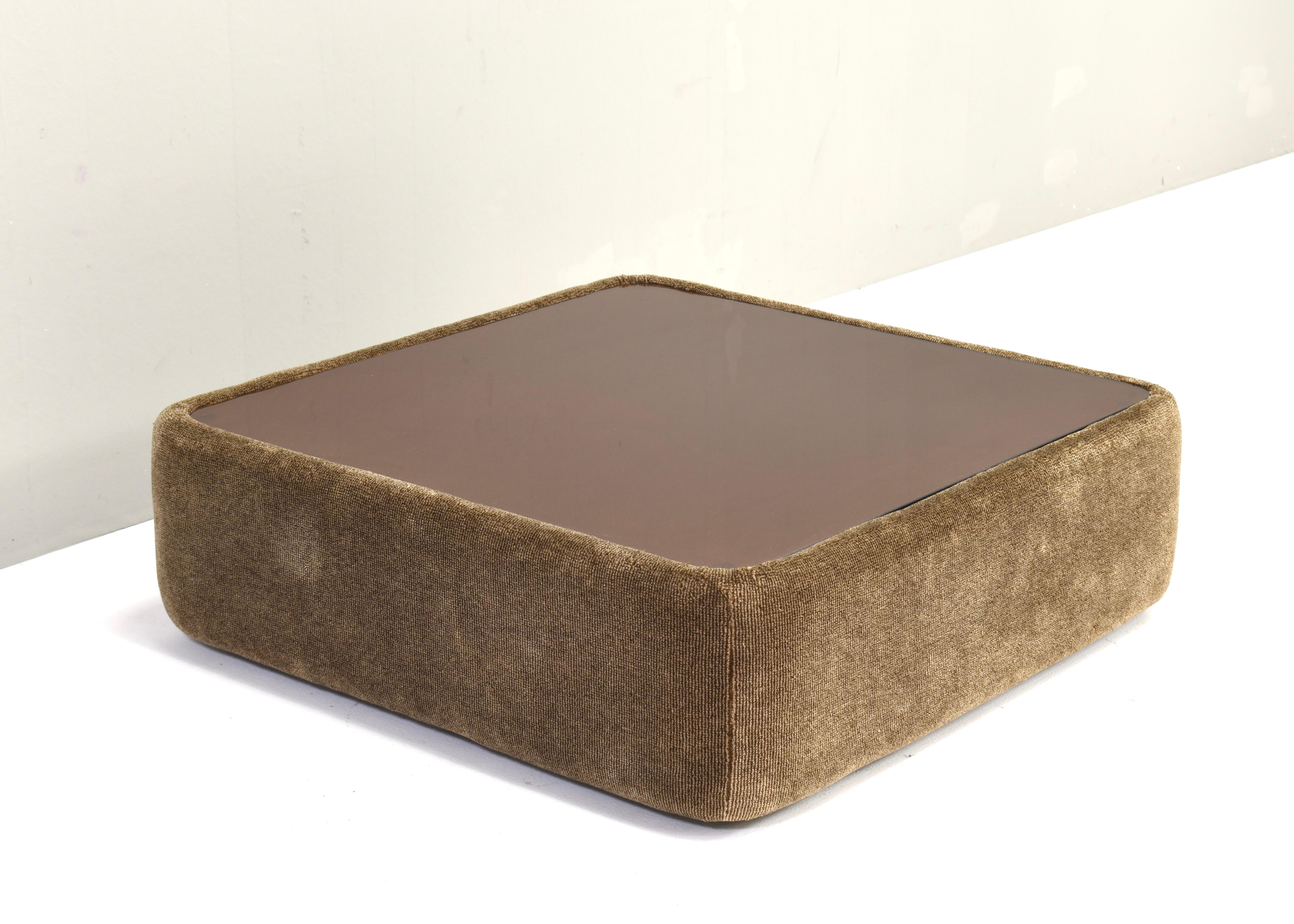 Tavolino quadrato attribuito a Mario Bellini per Cassina, Italia - circa 1970.

Designer: attribuito a Mario Bellini
Produttore: attribuito a Cassina
Paese: Italia
Model: tavolino da caffè quadrato
Periodo di progettazione: anni '70 circa
Data di