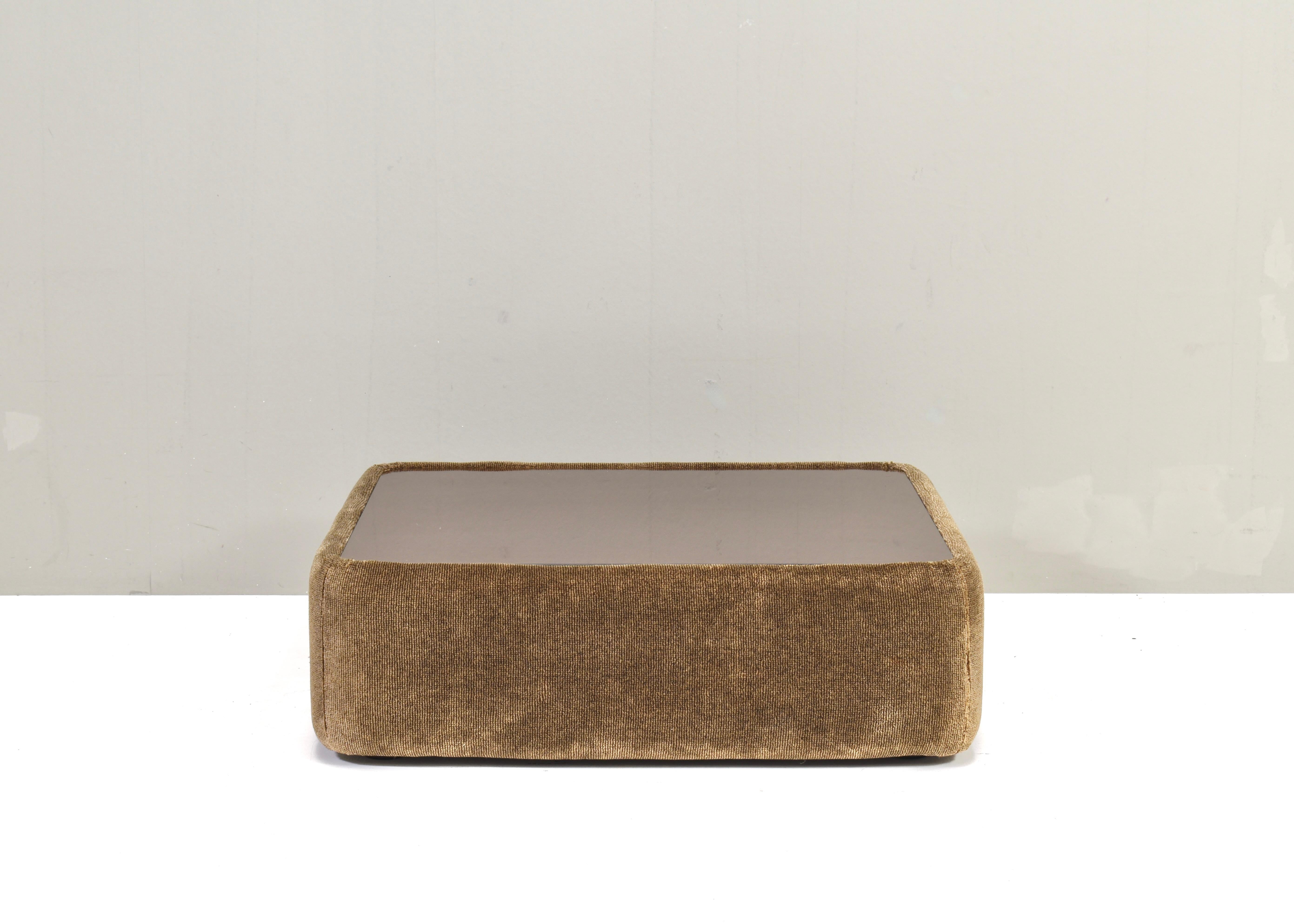 Mid-Century moderno Tavolino in mohair attribuito a Mario Bellini per Cassina, Italia - circa 1970 in vendita