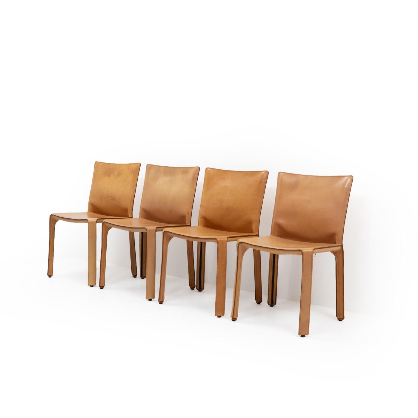 Set di quattro sedie Cab 412 in pelle color cognac ben patinata di Mario Bellini per Cassina.

La sedia Cab è costituita da un telaio tubolare su cui viene applicata una spessa pelle di sella; la pelle viene mantenuta in posizione con cerniere sulle
