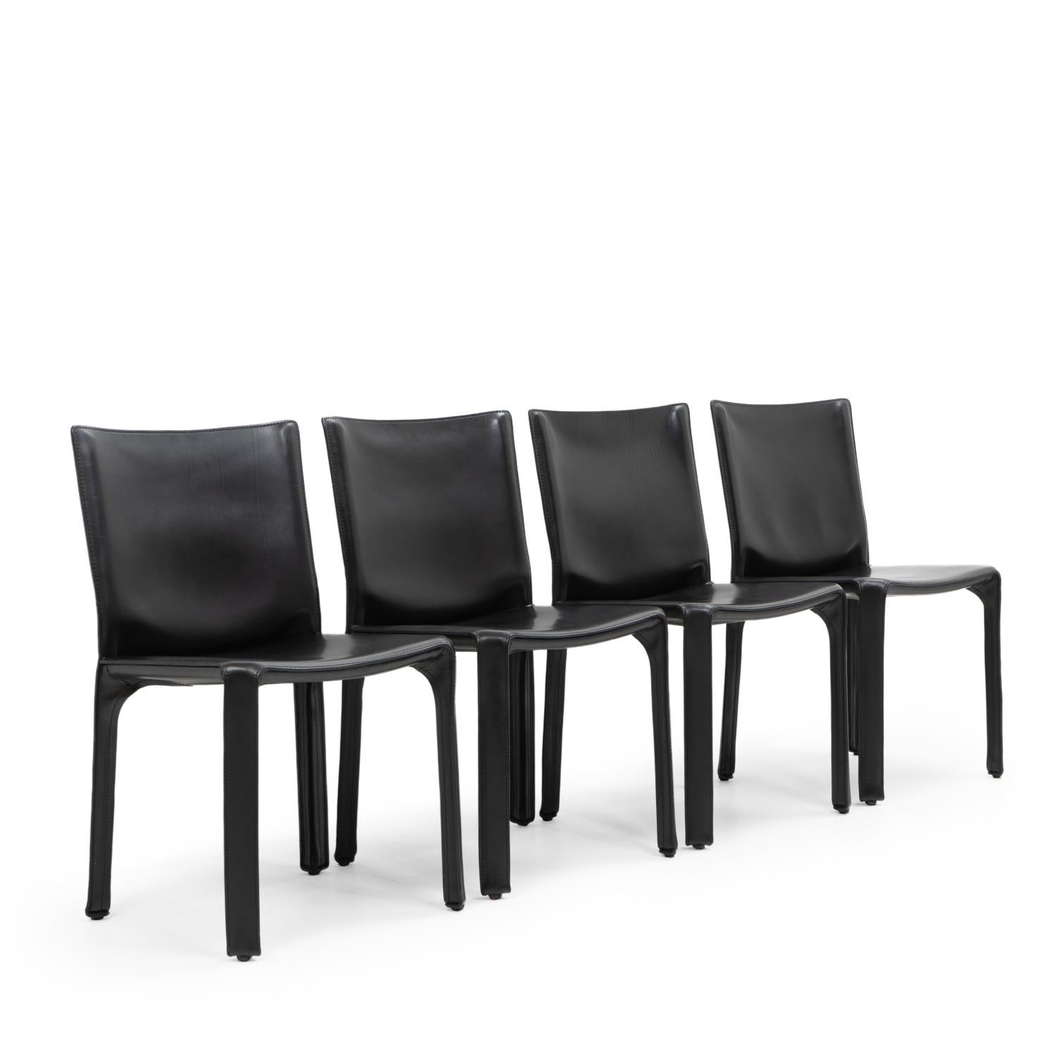 Set di quattro sedie Cab 412 in pelle nera di Mario Bellini per Cassina.

La sedia Cab è costituita da un telaio tubolare su cui viene applicata una spessa pelle di sella; la pelle viene mantenuta in posizione con cerniere sulle gambe interne.

Un