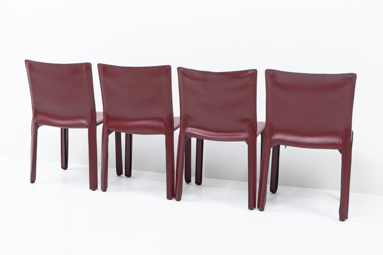 Set di quattro sedie Cab 412 in pelle rossa di Mario Bellini per Cassina.

La sedia Cab è costituita da un telaio tubolare su cui viene applicata una spessa pelle di sella; la pelle viene mantenuta in posizione con cerniere sulle gambe interne.

Un
