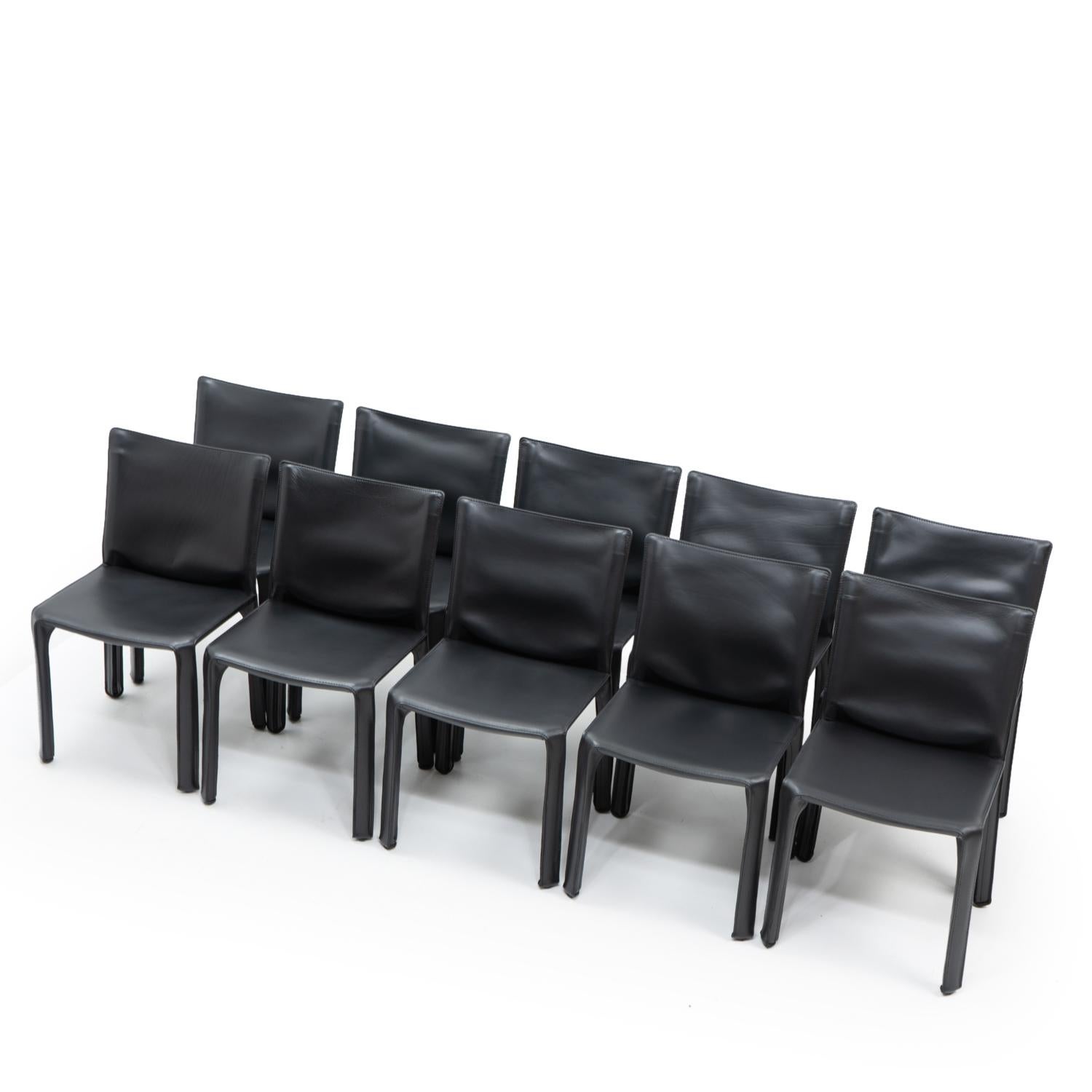 Ensemble de dix chaises d'appoint Cab 412 en cuir noir par Mario Bellini pour Cassina.

La chaise Cab est constituée d'un cadre tubulaire sur lequel est posé un épais cuir de selle ; la peau de cuir est maintenue en place par des fermetures à