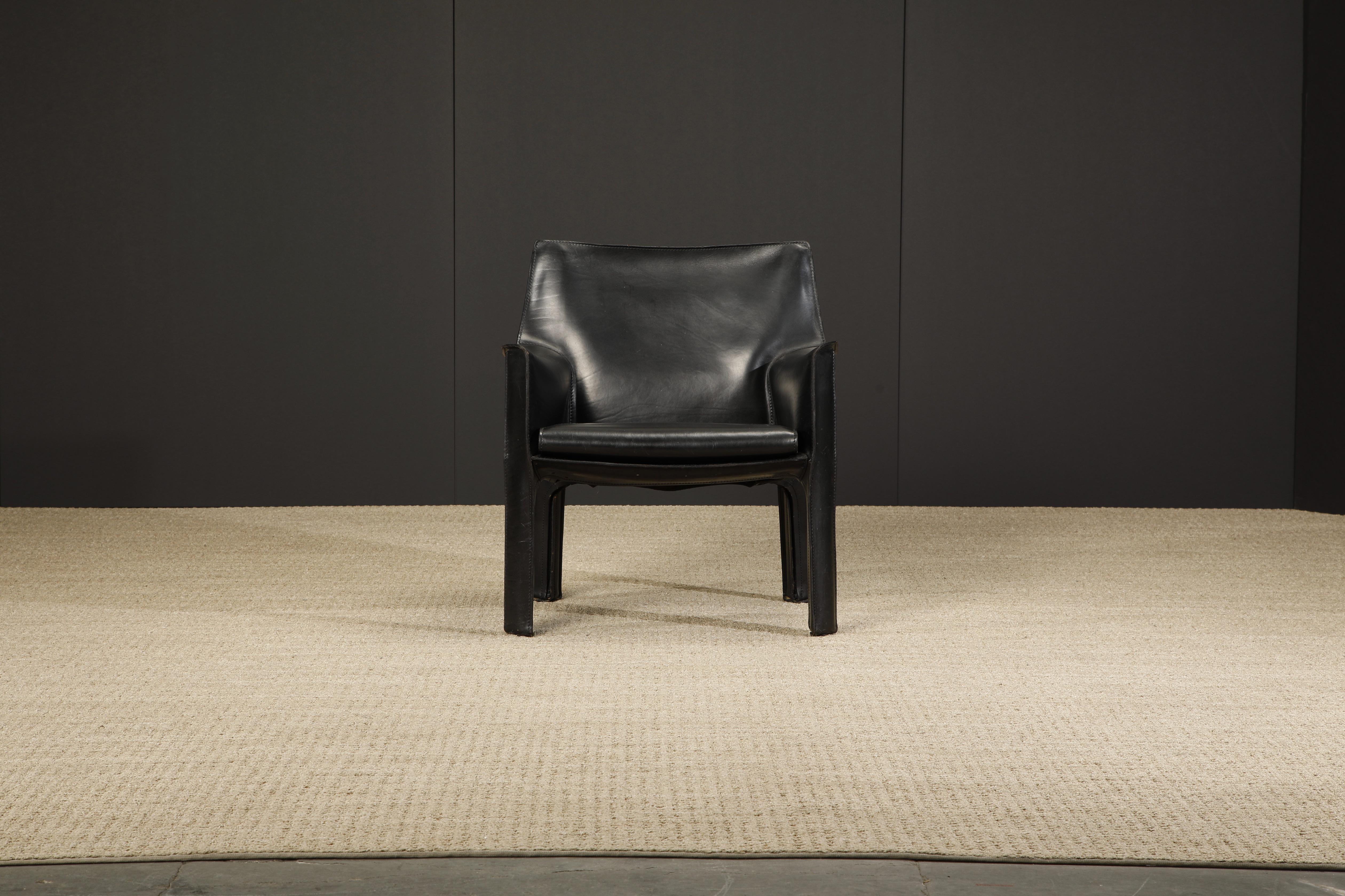 Un magnifique fauteuil de salon en cuir noir Mario Bellini Cab, Modèle #414, signé Cassina, conçu dans les années 1970. Ces beaux exemples de la ligne cab de Mario Bellini pour Cassina sont des classiques pour les designers d'intérieur de luxe et