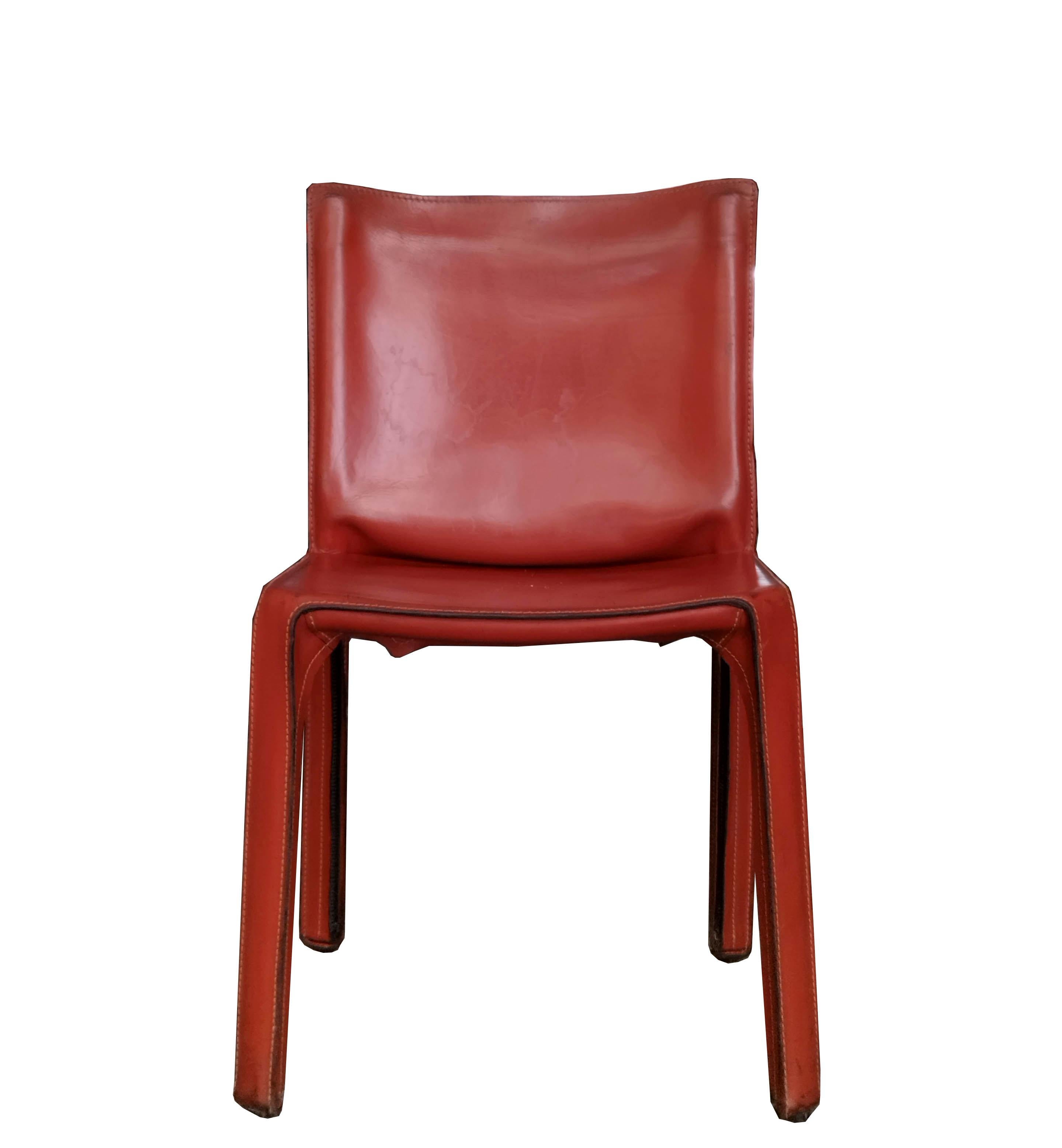 Ce design iconique de Mario Bellini pour Cassina, datant des années 1970, présente le cuir original de couleur caramel. Le bas des chaises porte l'inscription - Cassina.
