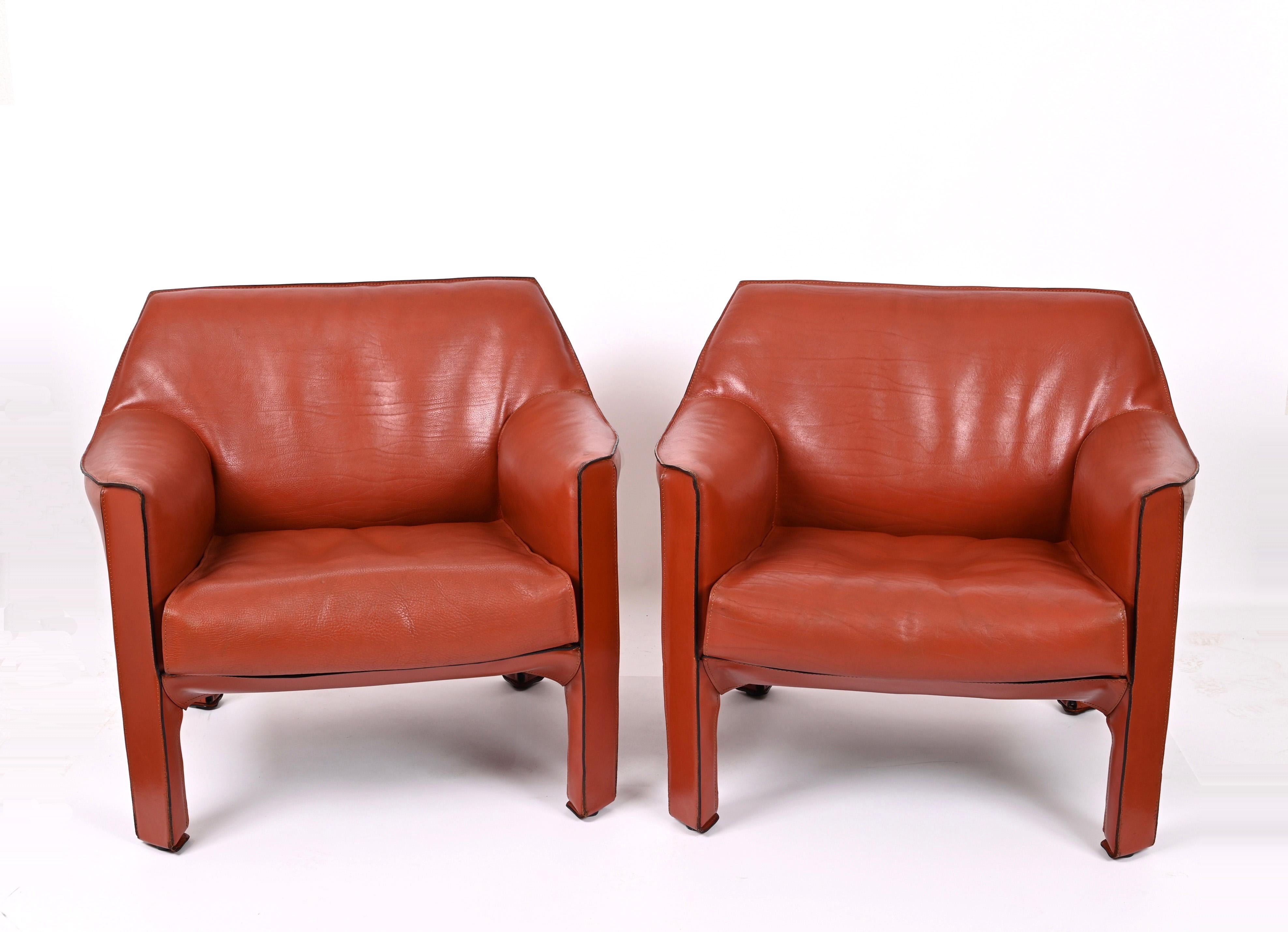 Mario Bellini for Cassina Pair of Cab 415 Leather Club Chairs Signed Italy 1980s In Good Condition In Roma, IT